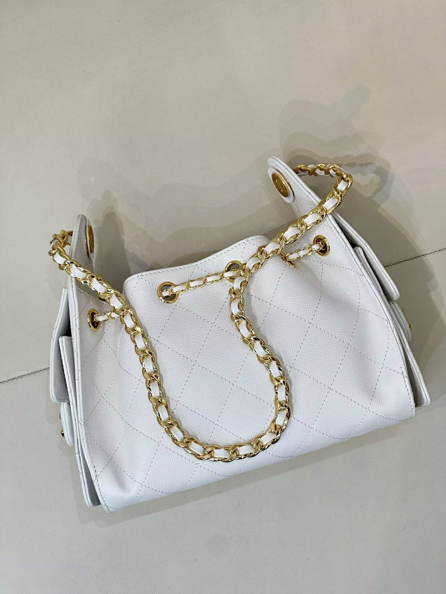 Ch**el 25C Bucket Bag Polished Gold Hardware with Red Lining AS5631 20x22x12.5cm