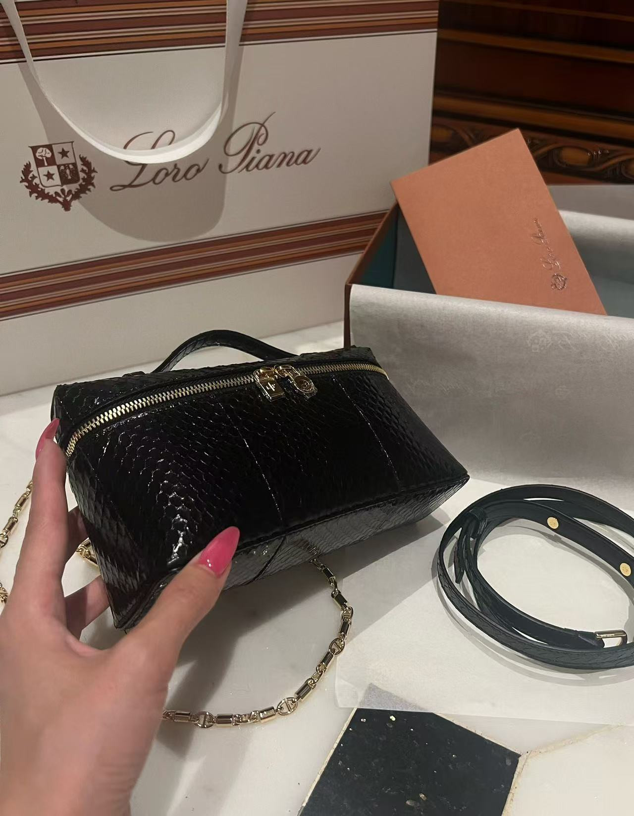 L0r0 P1ana Extra Pocket L19 Bag 11x19x6.5cm