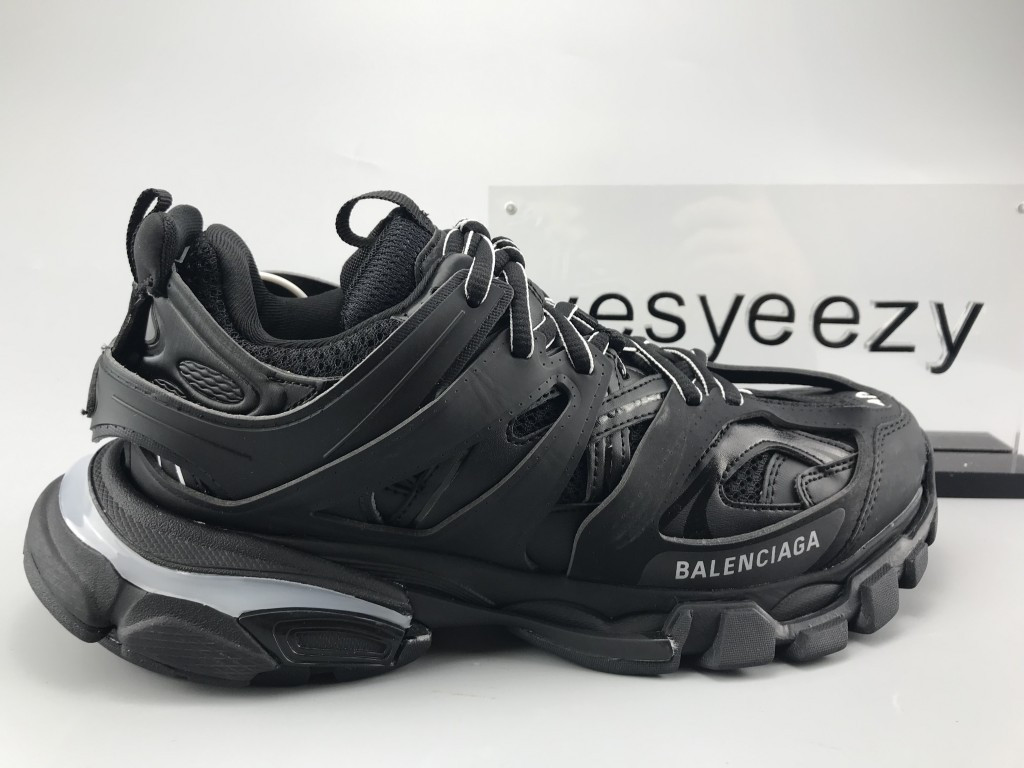 UA TRACK TRAINERS IN BLACK MESH AND NYLON LED SNEAKER