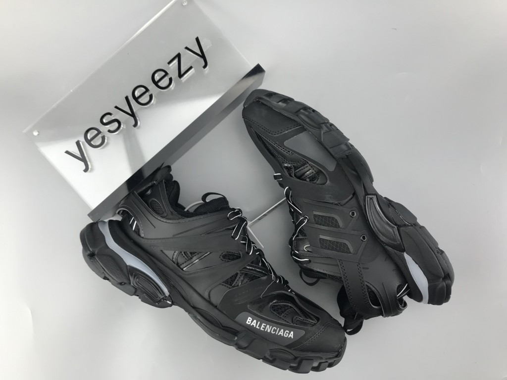 UA TRACK TRAINERS IN BLACK MESH AND NYLON LED SNEAKER