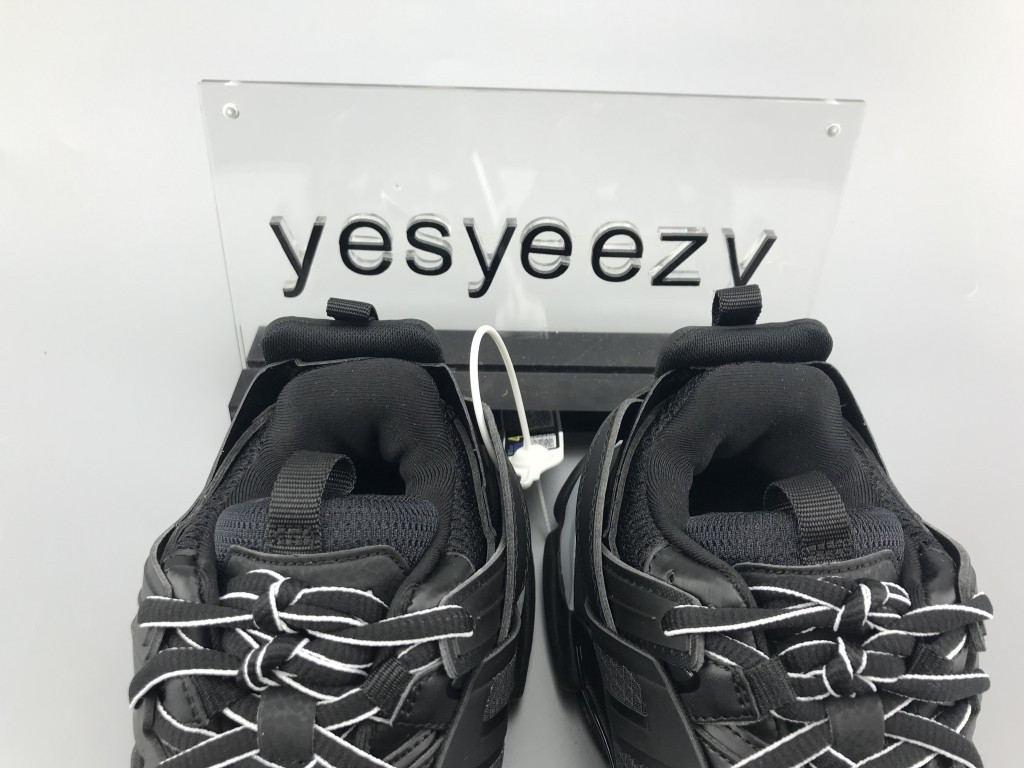 UA TRACK TRAINERS IN BLACK MESH AND NYLON LED SNEAKER