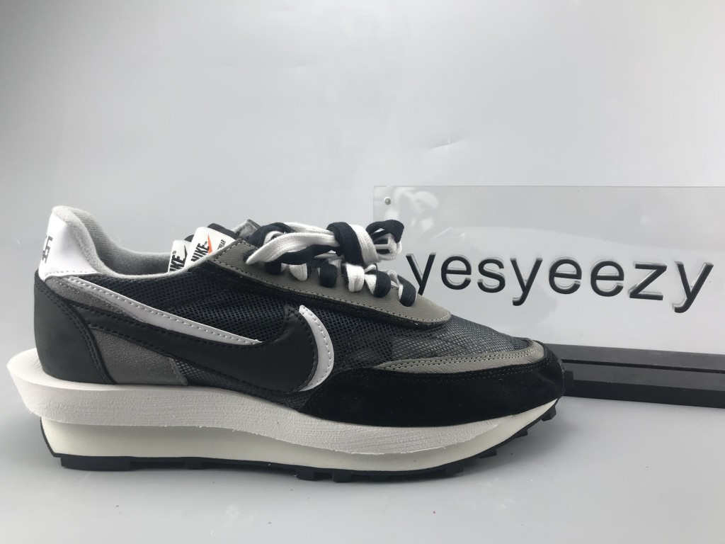 UA NIKE LDWAFFLE/SACAI BLACK ANTHRACITE