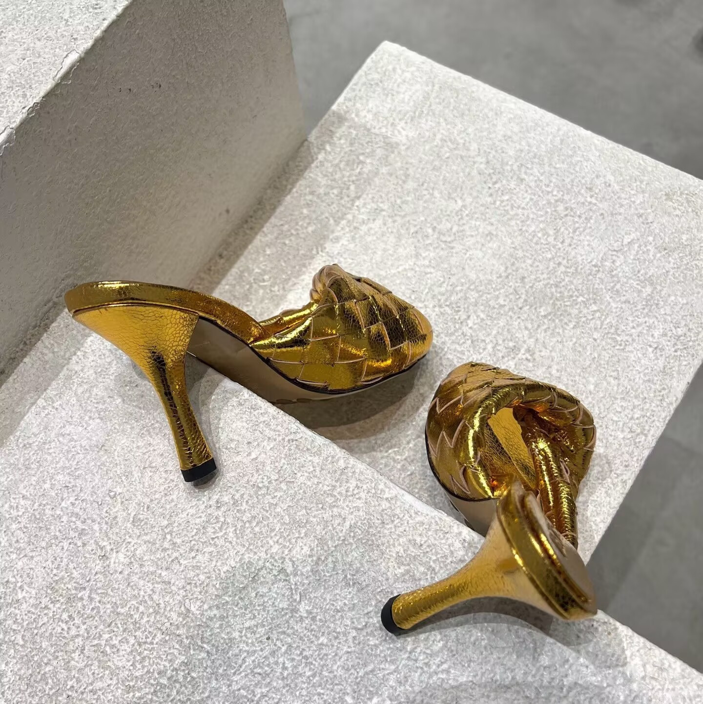 UA B0tt*ga Ven*ta Blink Slides