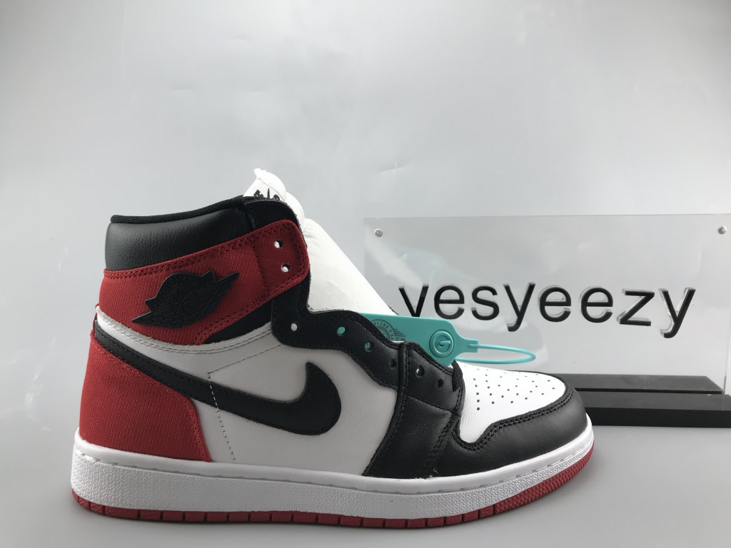 UA WMNS AIR JORDAN 1 RETRO HIGH "SATIN BLACK TOE"