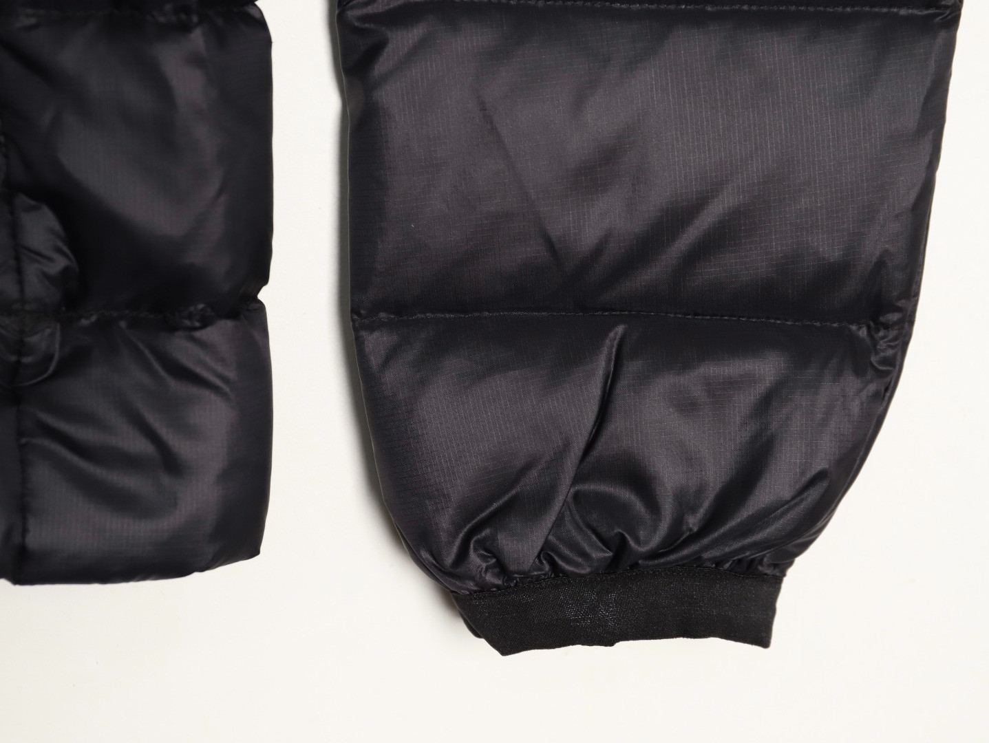 Can*a G00se Short Puffer jacket