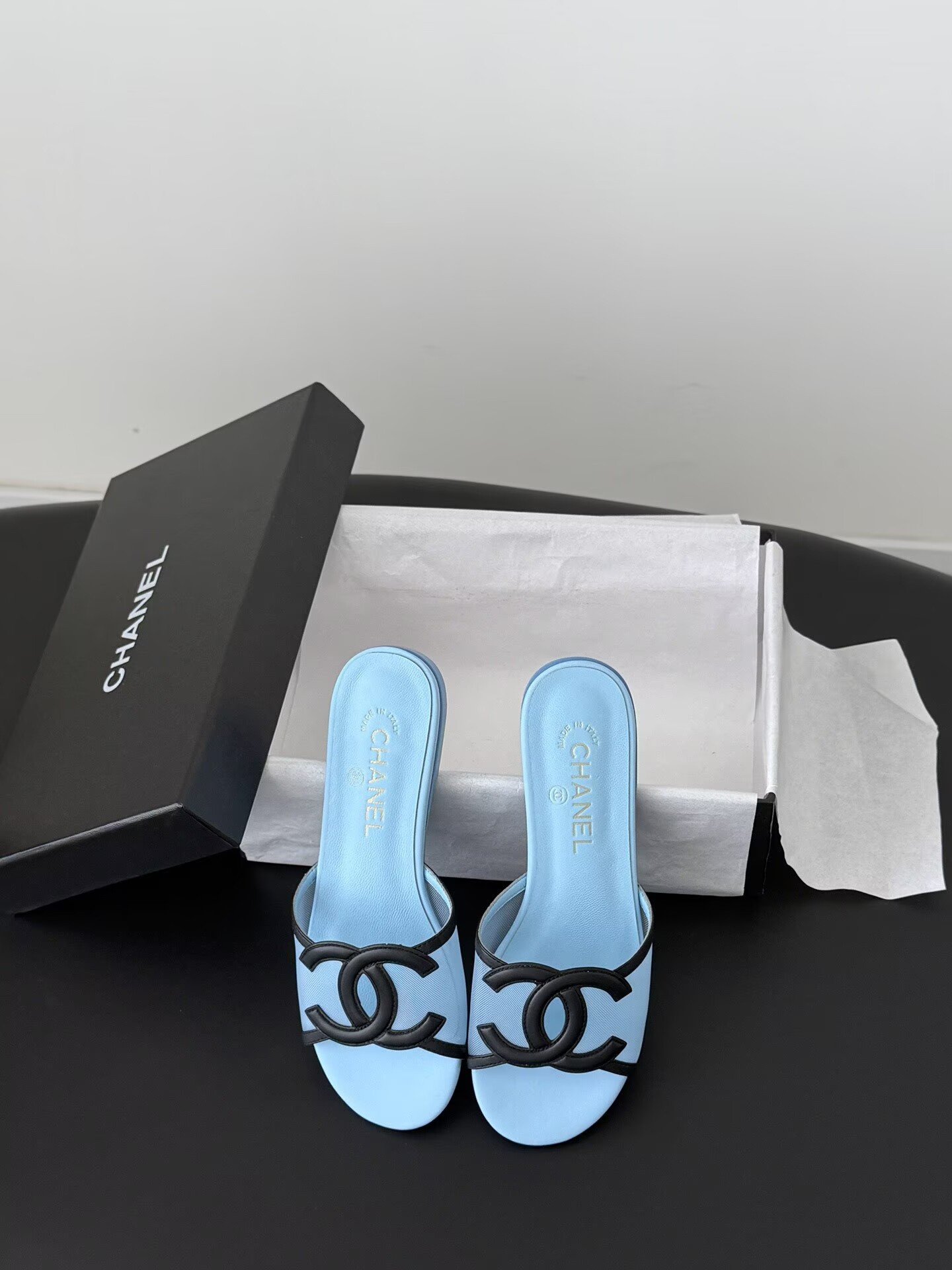 ua Ch**el sandals