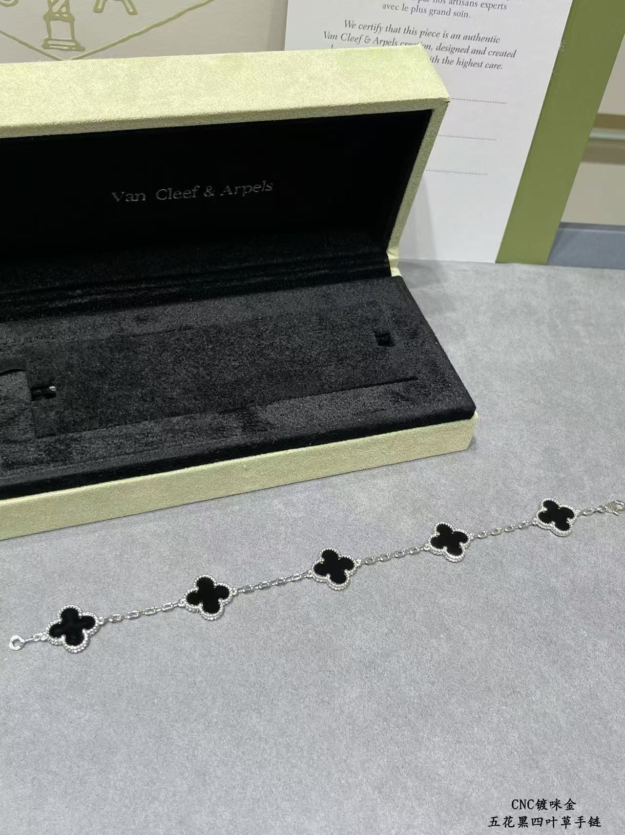 V*n Cl**f & Arpels Black five-flowered four-leaf clover Bracelet Chain length approx.19cm