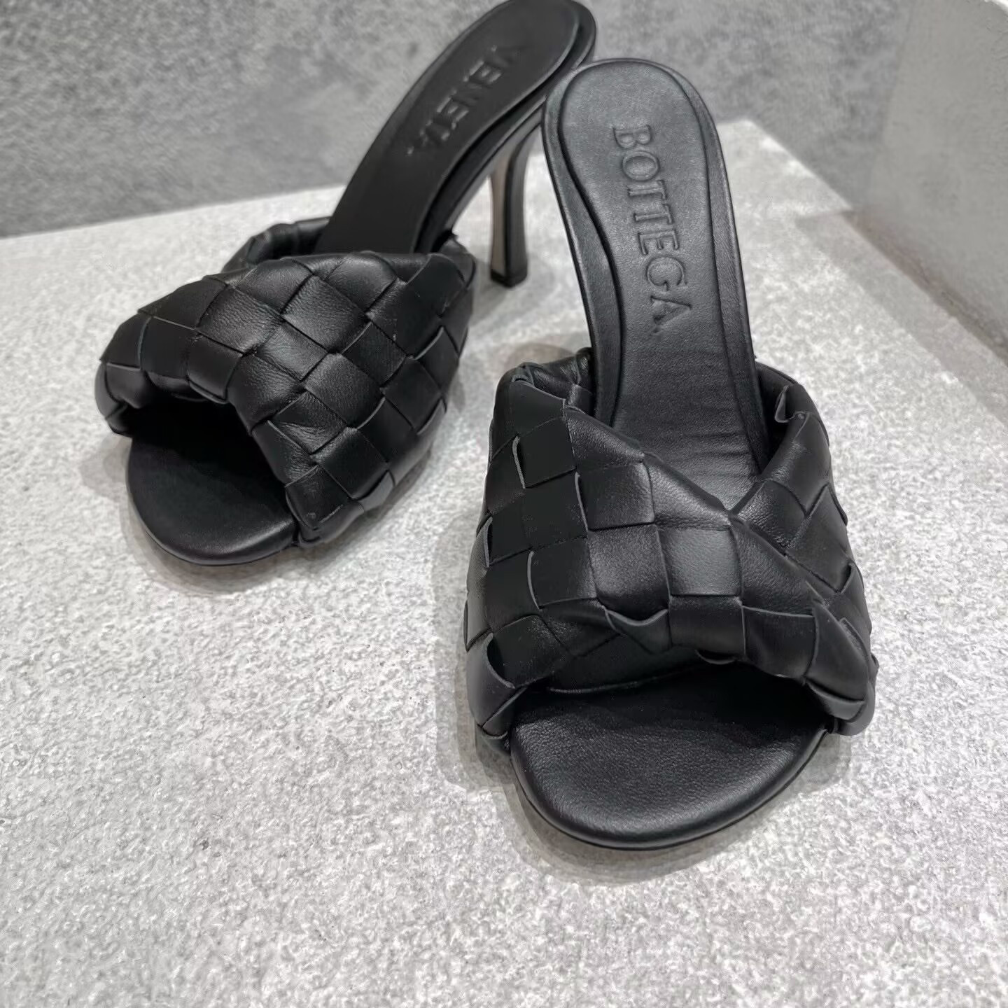 UA B0tt*ga Ven*ta Blink Slides