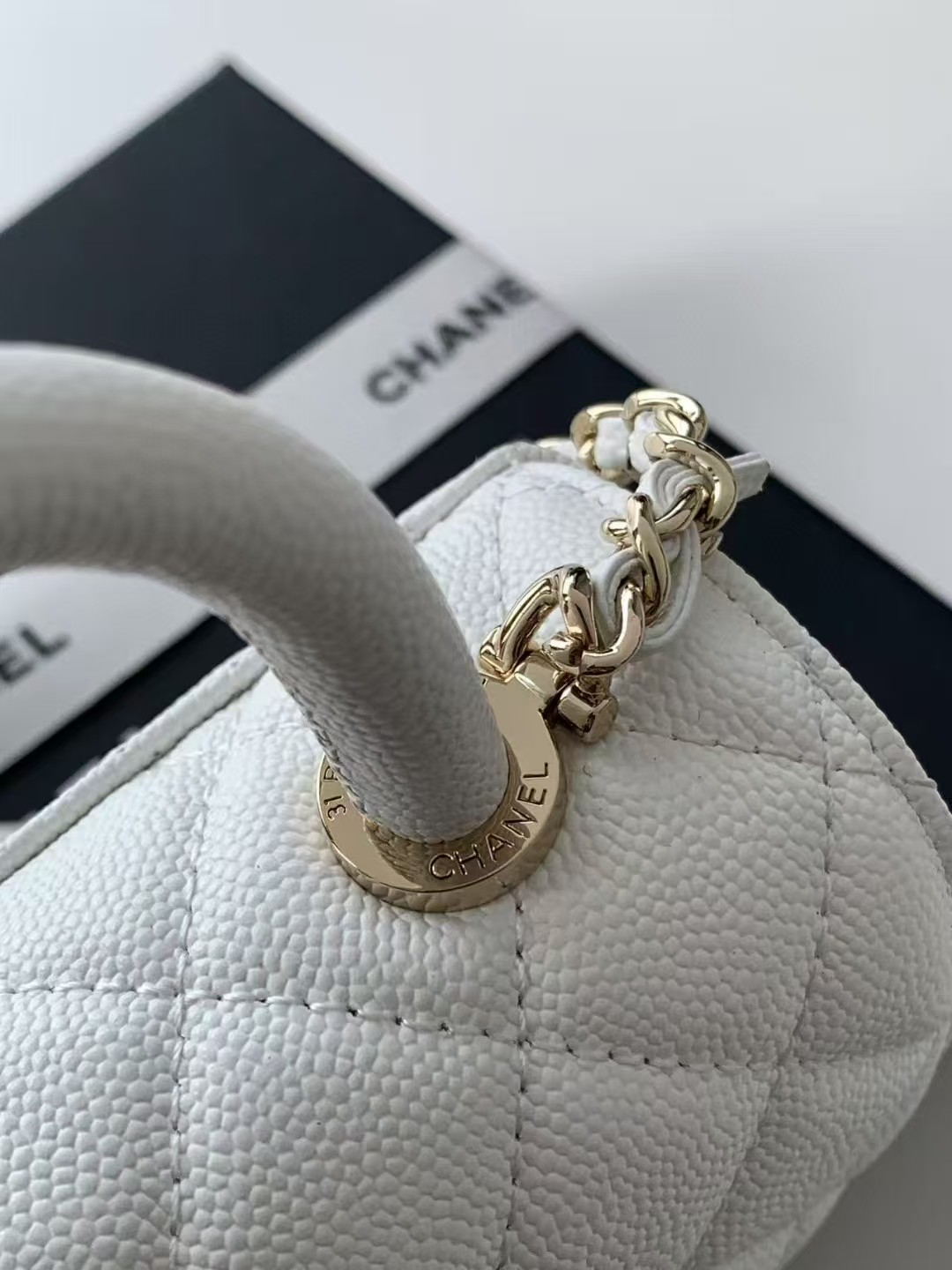 Ch**el coco handle nano 11.5x14.5x5.5cm