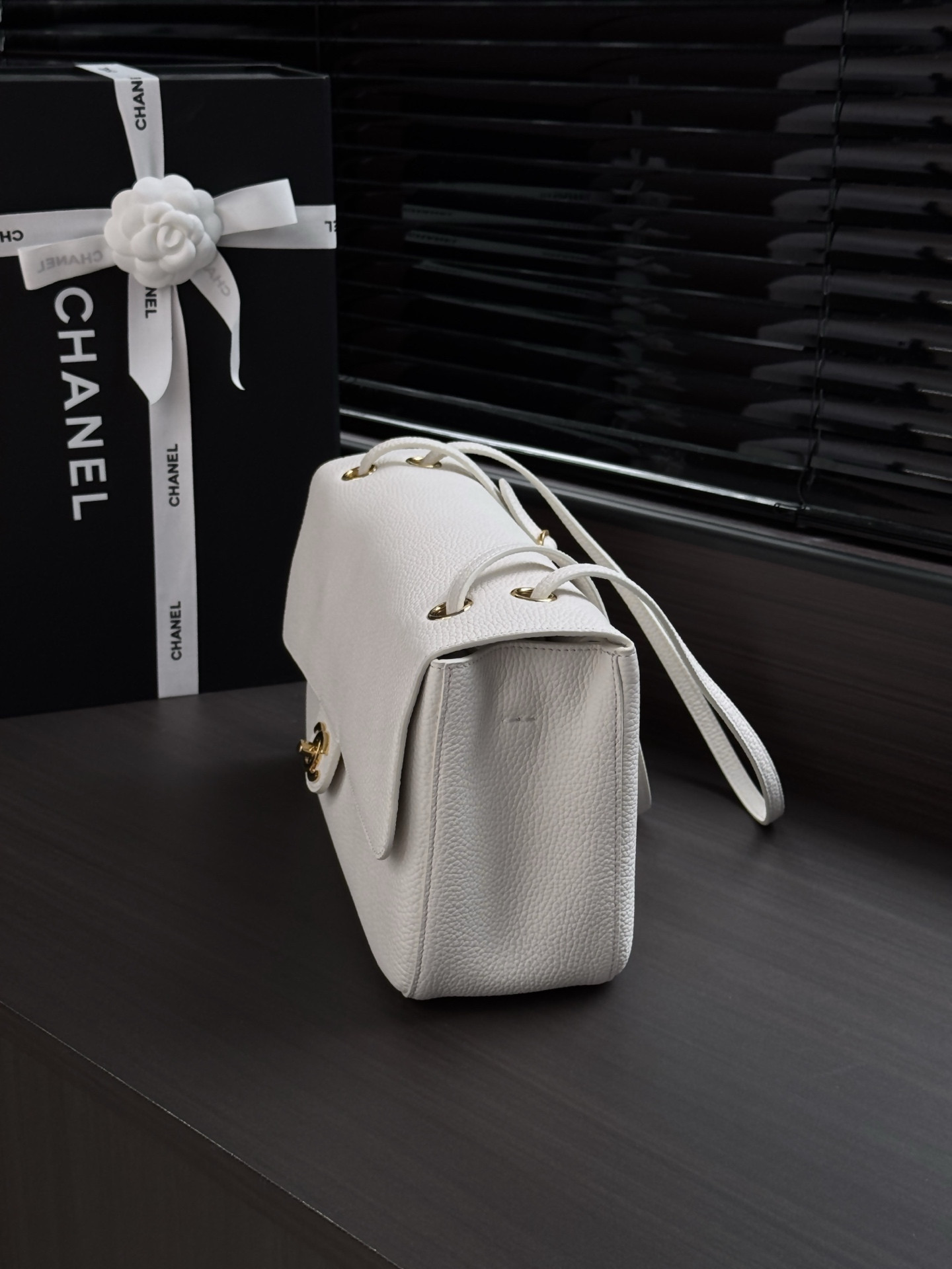 Ch**el Maxi Flap bag in White with Gold-Tone Hardware AS6231 19.5x32x10cm