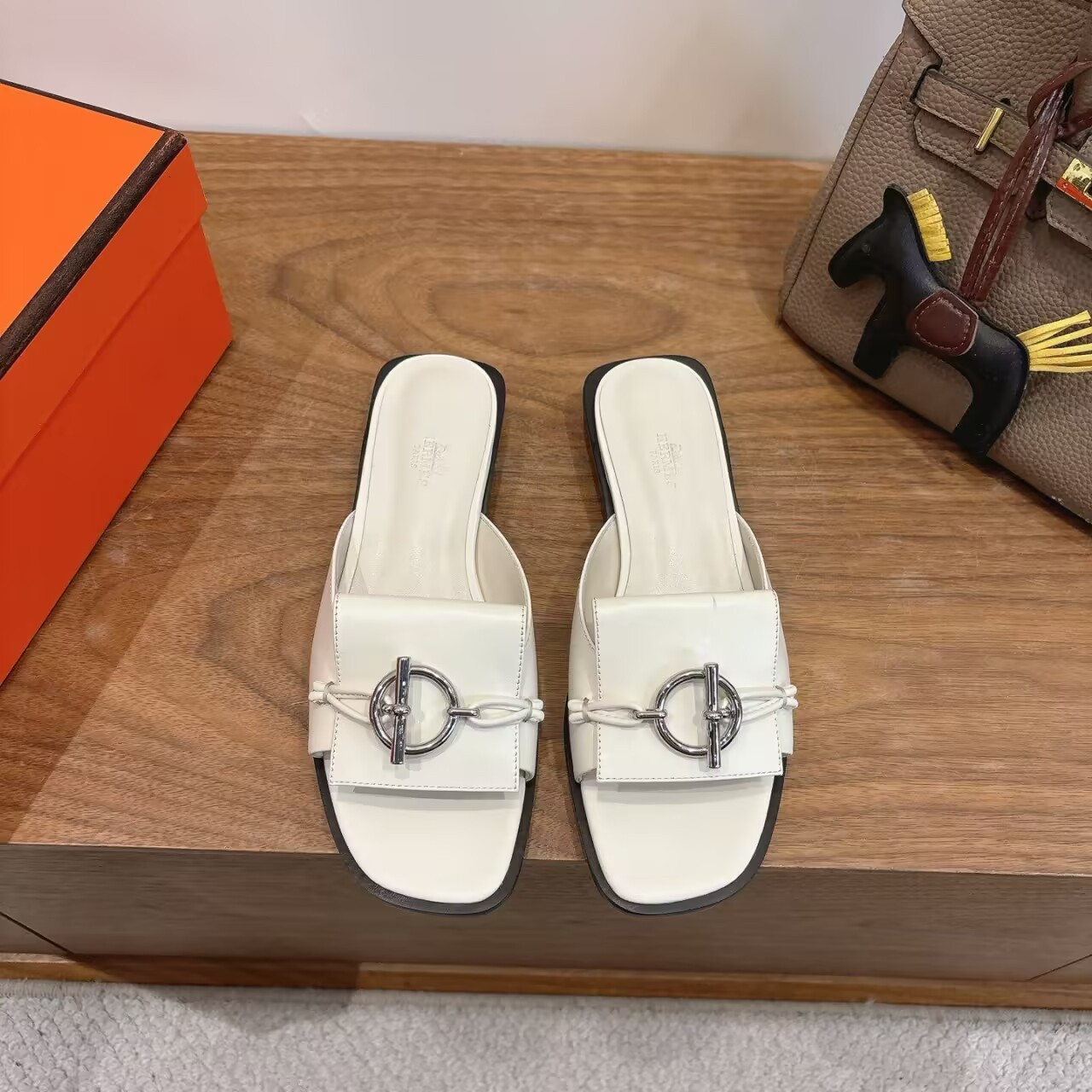 UA H**me5 Isle sandal