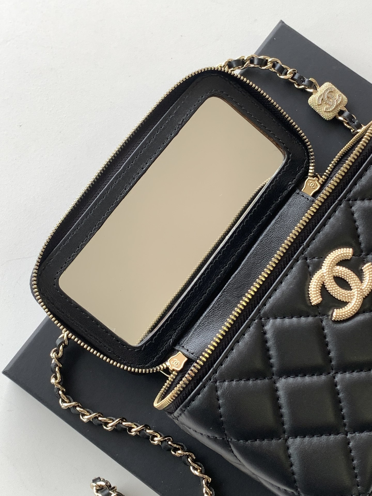 Ch**el Vanity With Chain AP4301 9.5x17x8cm