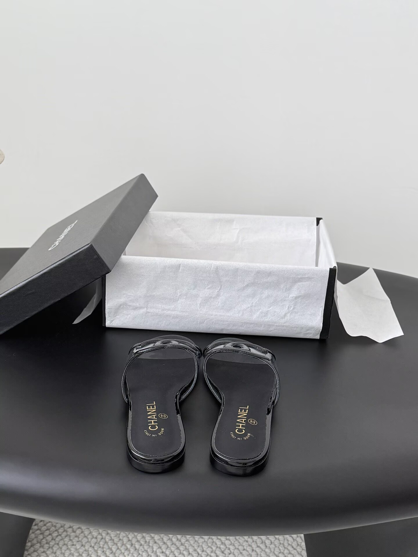 ua Ch**el sandals