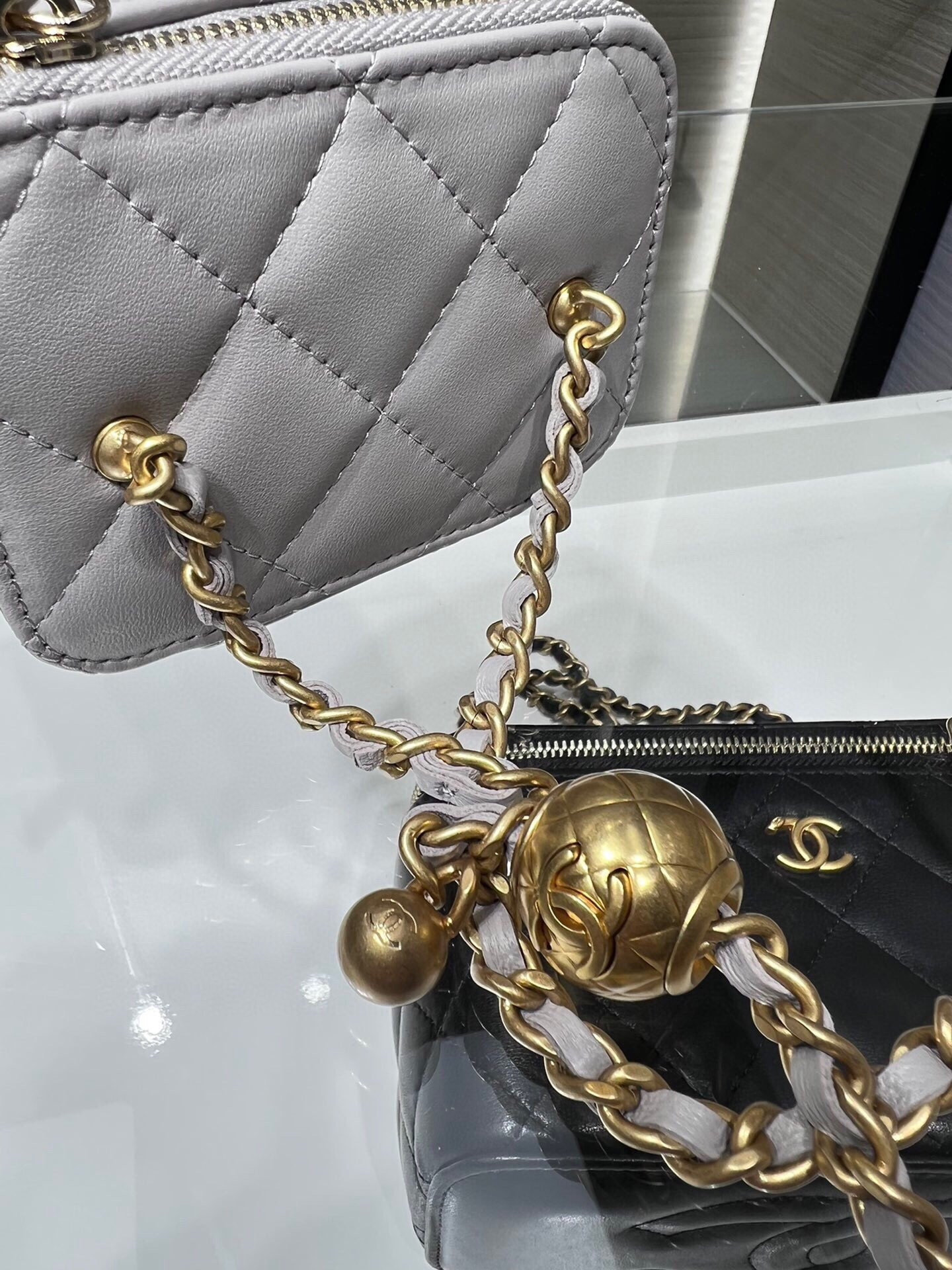 Ch**el Small Vanity with Chain AP1447 8.5x11x7cm