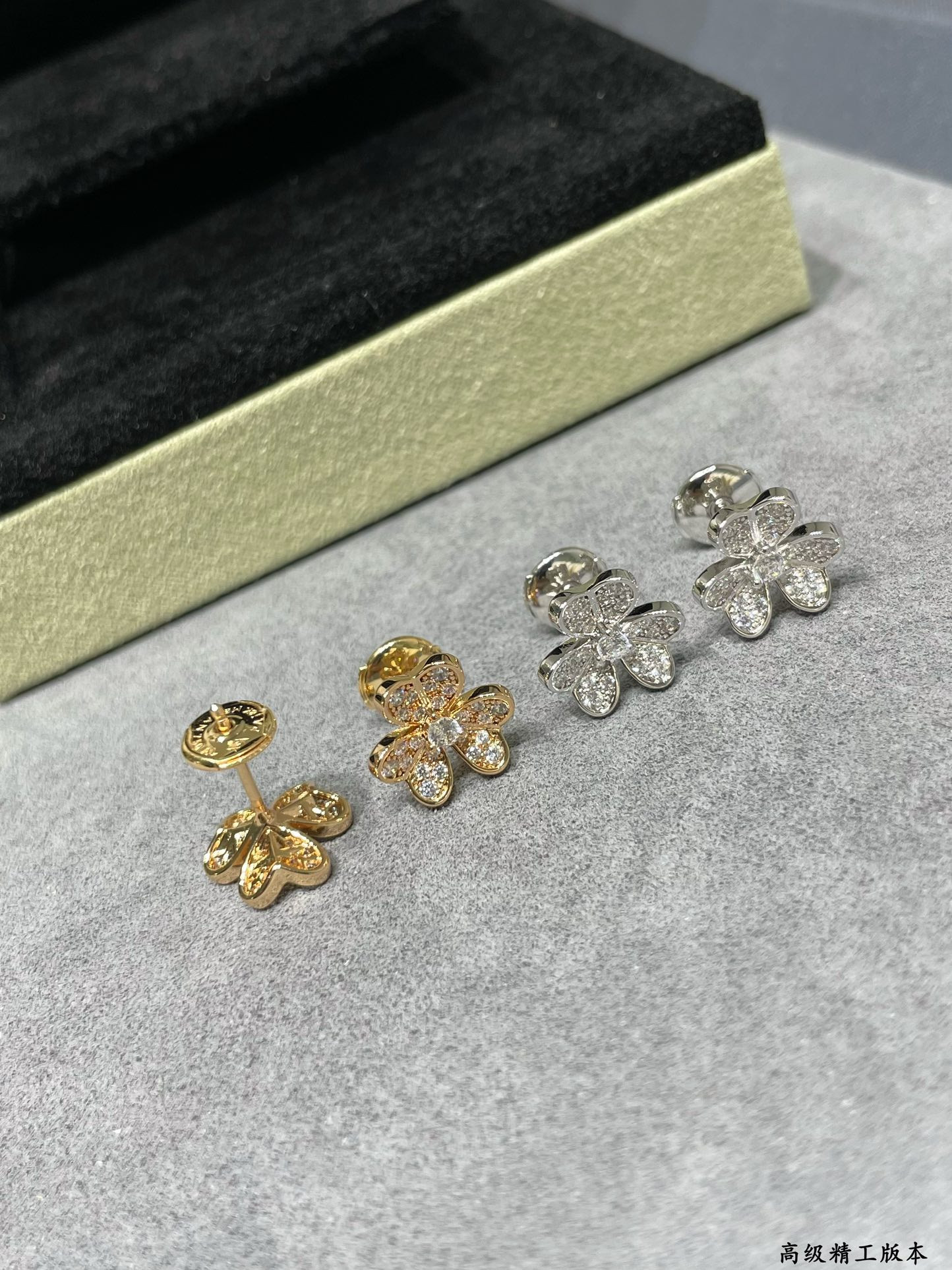 V*n Cl**f & Arpels Mini D1am0nd Clover Earrings