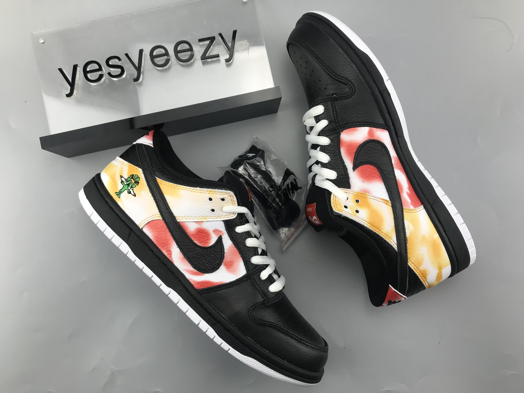 UA NIKE SB DUNK LOW PRO QS RAYGUN TIE-DYE BLACK