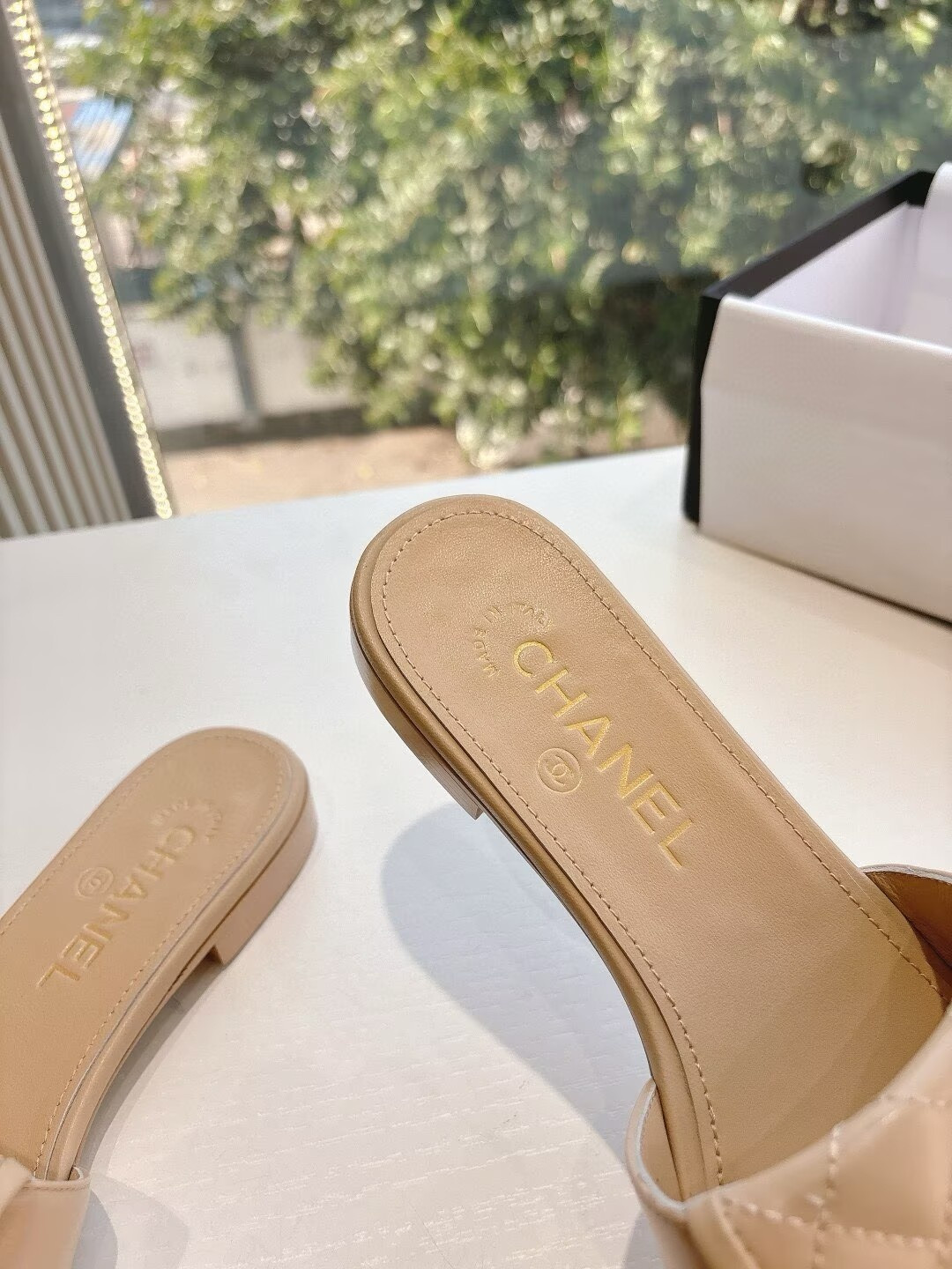 ua Ch**el slippers