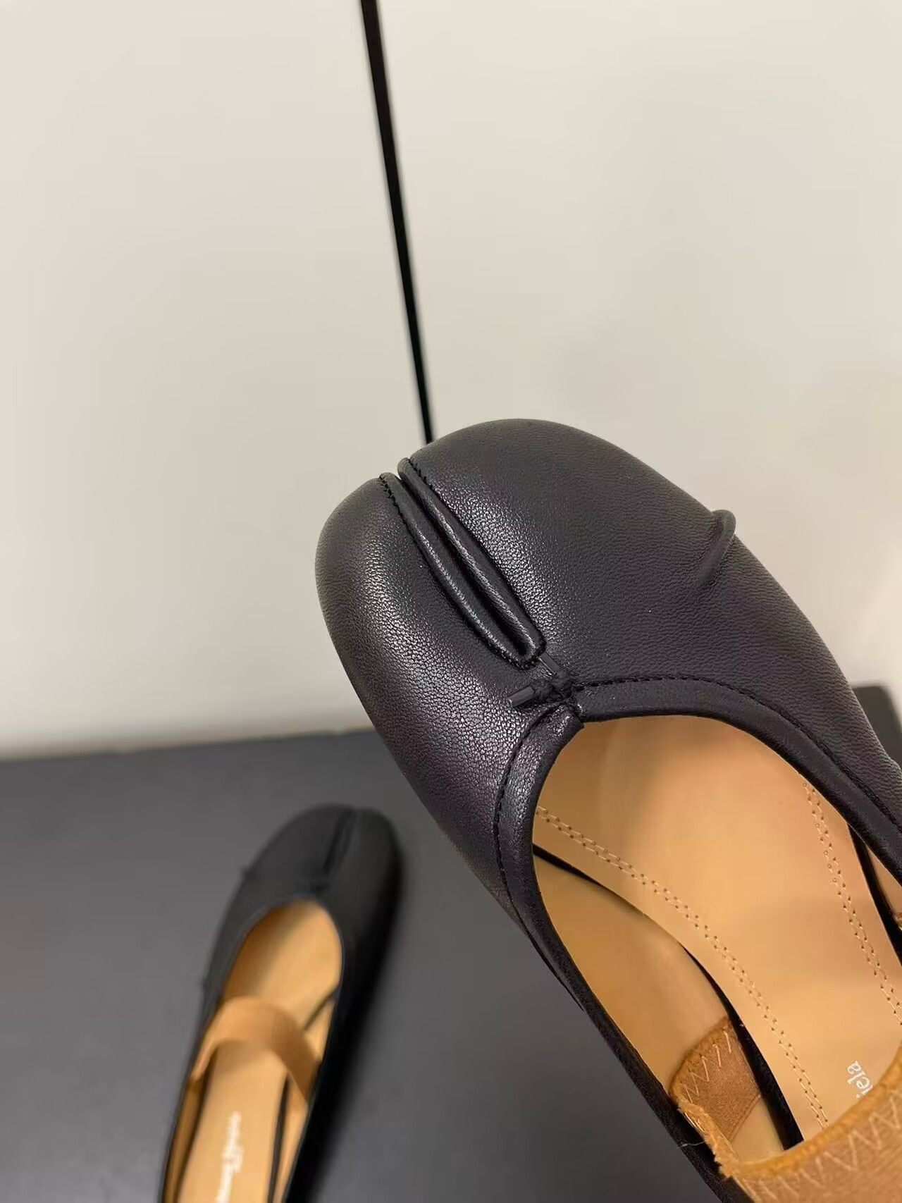 UA Ma1s0n Marg*e1a Split-Toe Leather Ballerina Mules Black