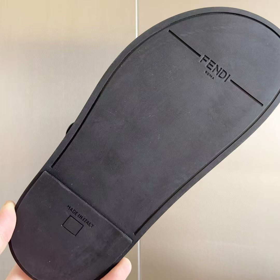 UA F**di Feel Black leather slides