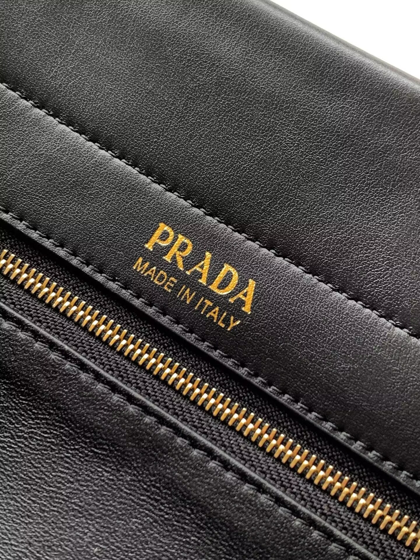 Pra*a Enchaîné Medium Leather Bag 15.5x32.5x11cm