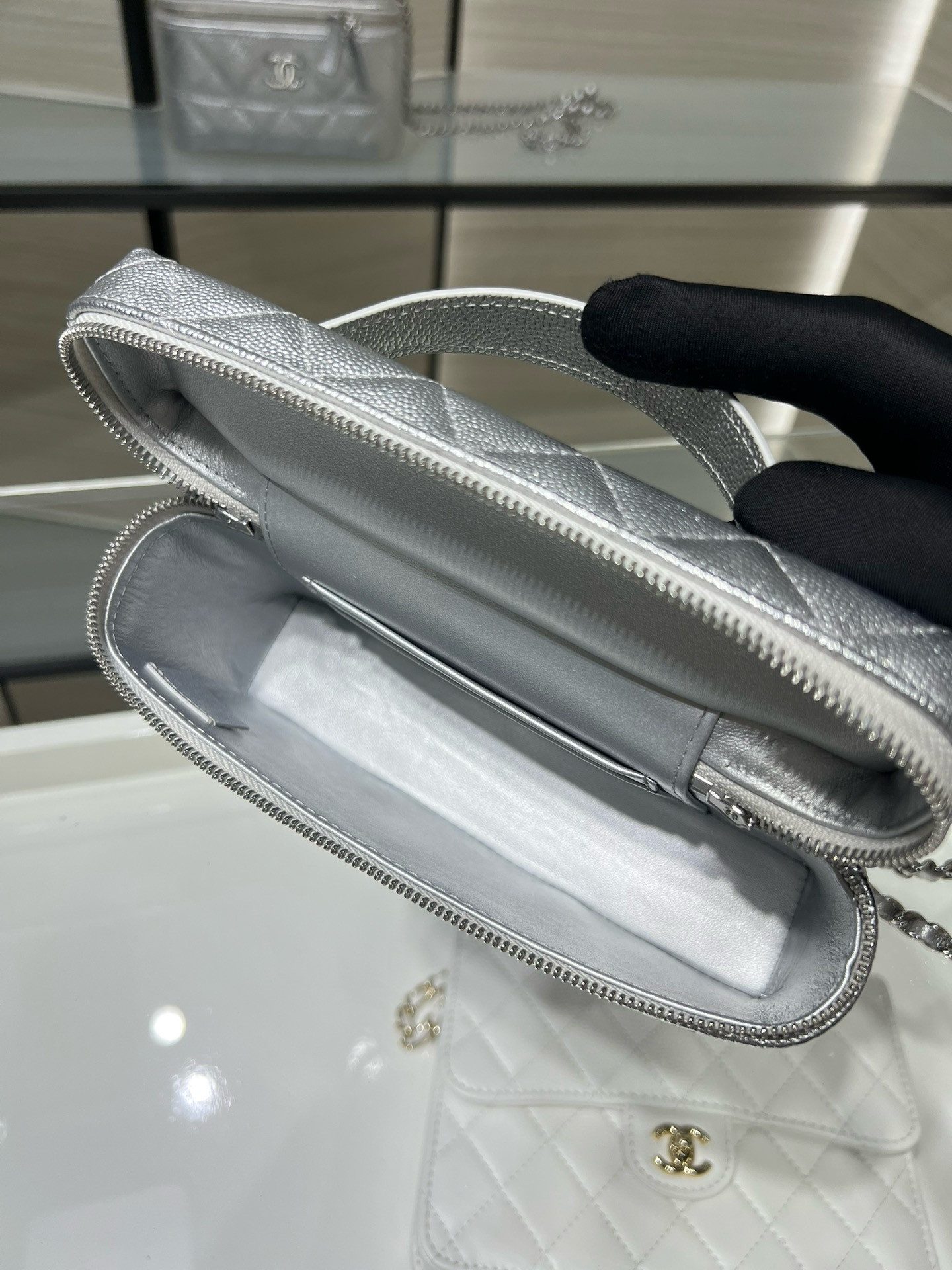 Ch**el LONG VANITY WITH CHAIN 17×19.5×5cm