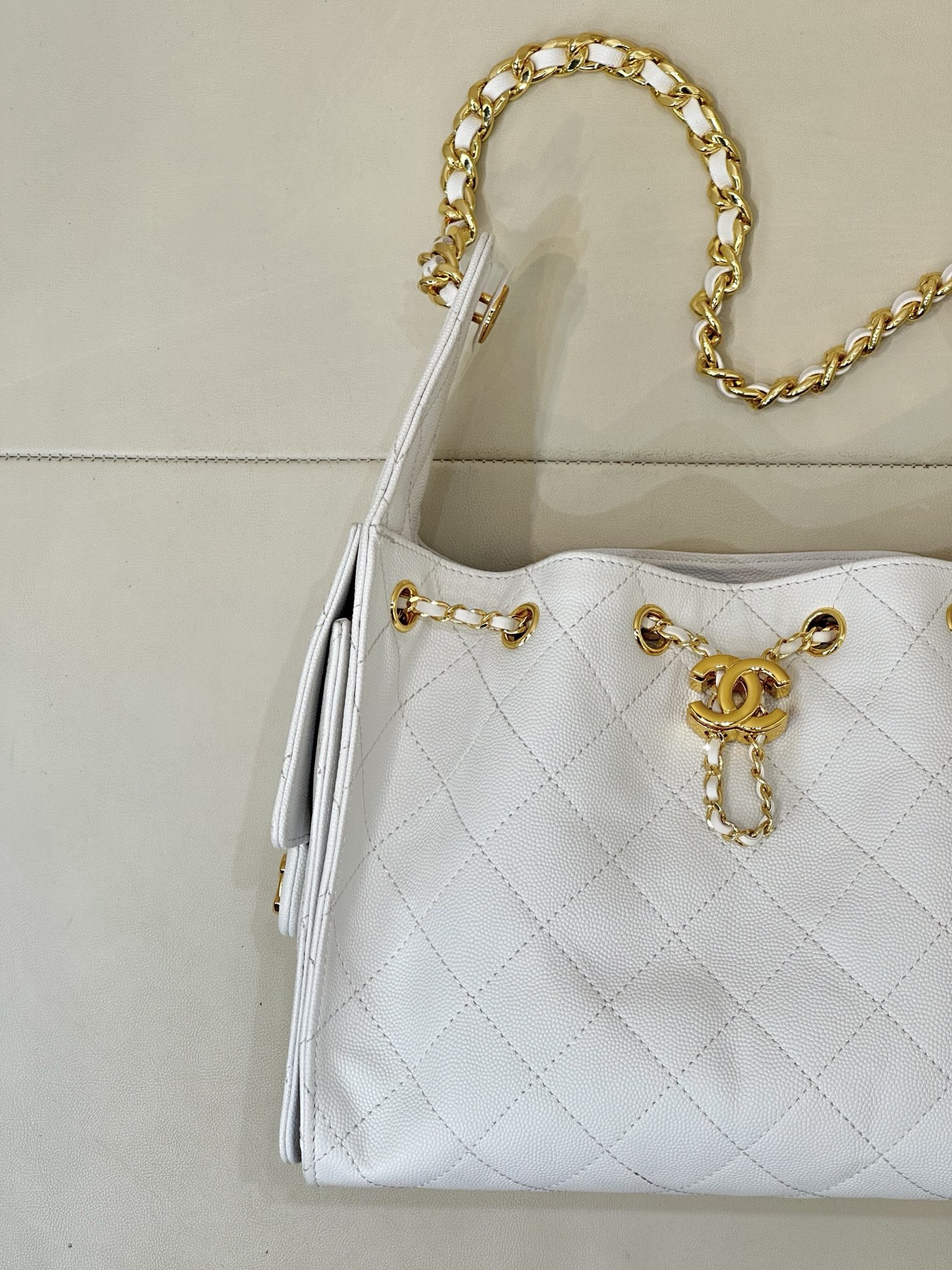 Ch**el 25C Bucket Bag Polished Gold Hardware with Red Lining AS5293 26x30x14cm