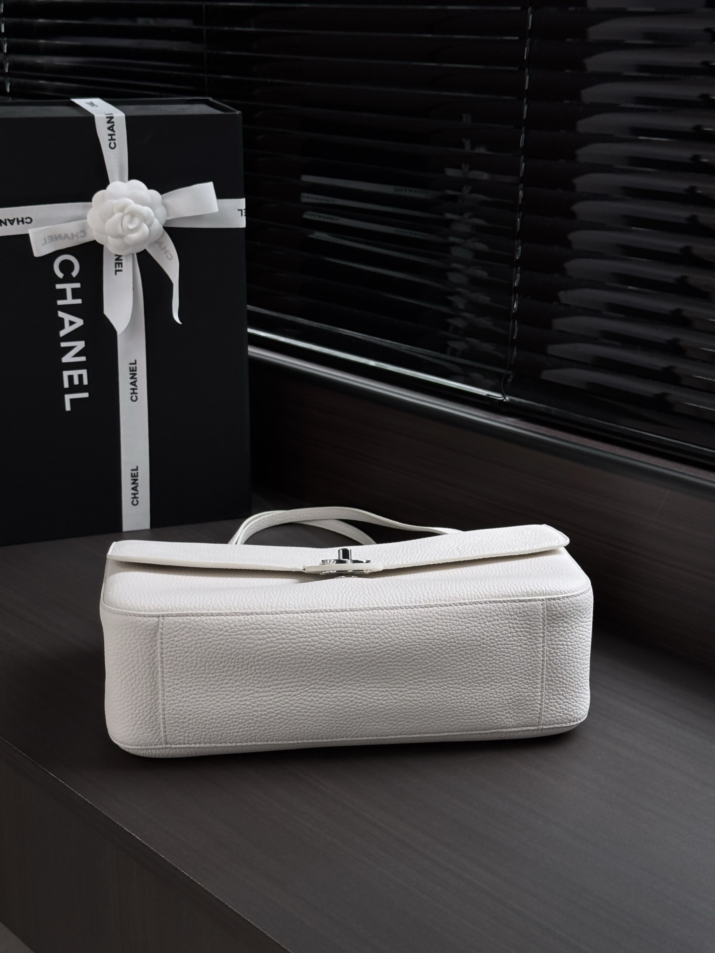 Ch**el Maxi Flap bag in White with Silver-Tone Hardware AS6231 19.5x32x10cm