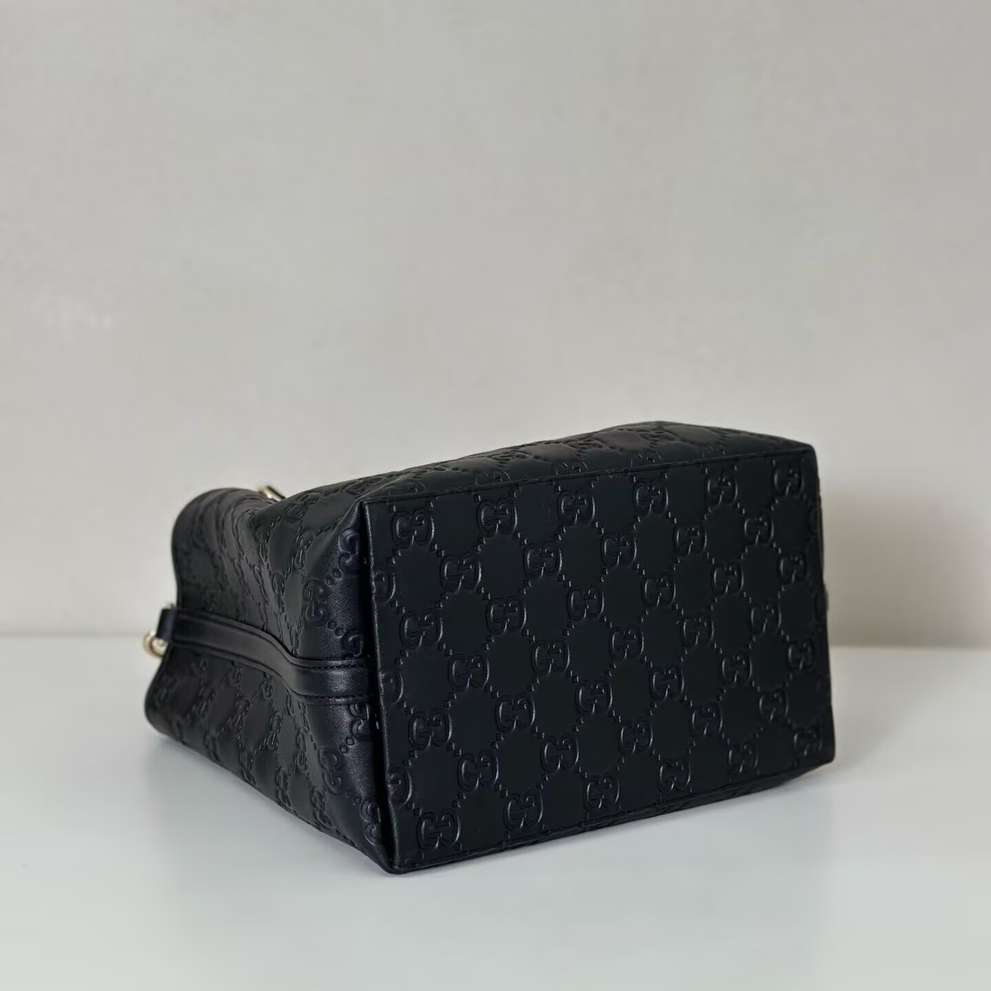 Gvc*1 GG Emblem Medium Bucket Bag 25x25x15.5cm