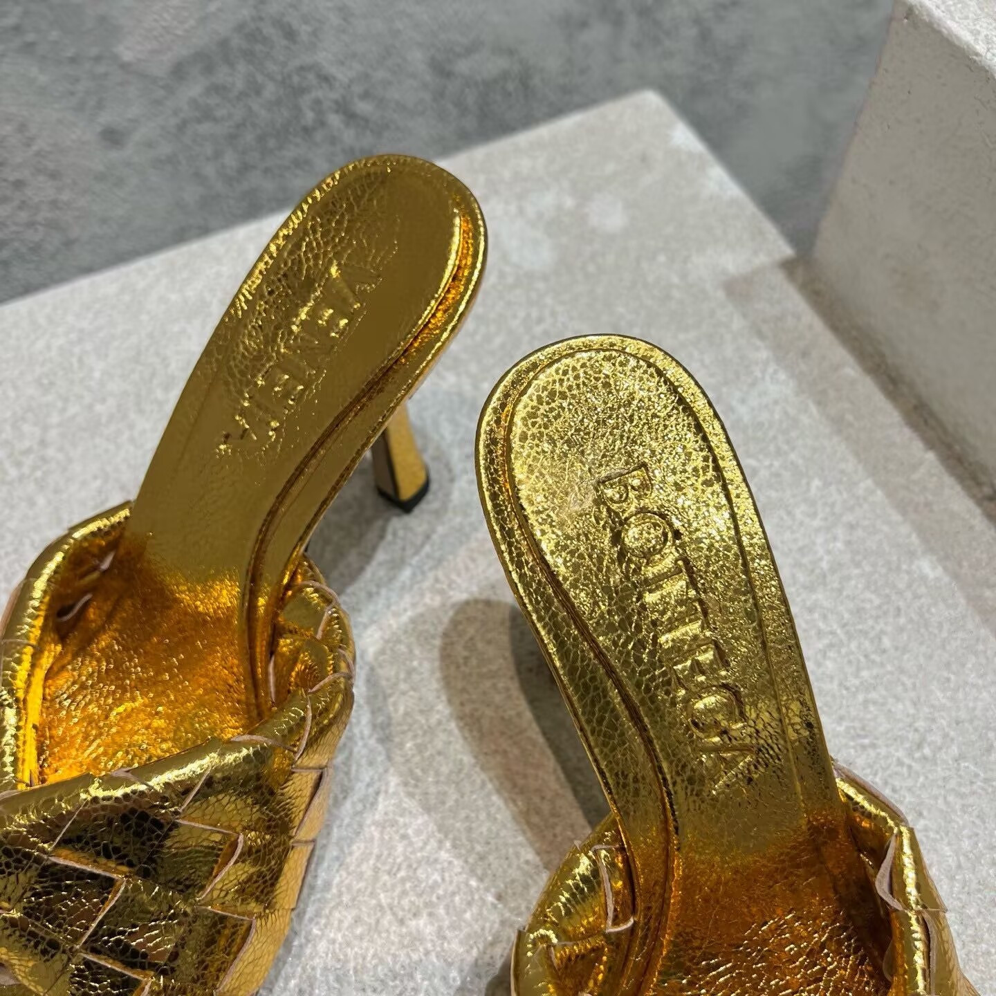 UA B0tt*ga Ven*ta Blink Slides