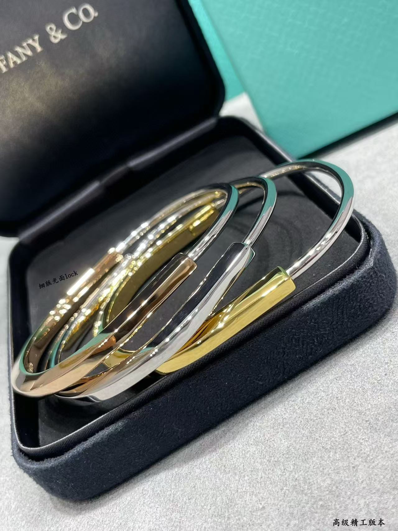 T*f*ny & Co. Lock Slim Smooth Bracelet