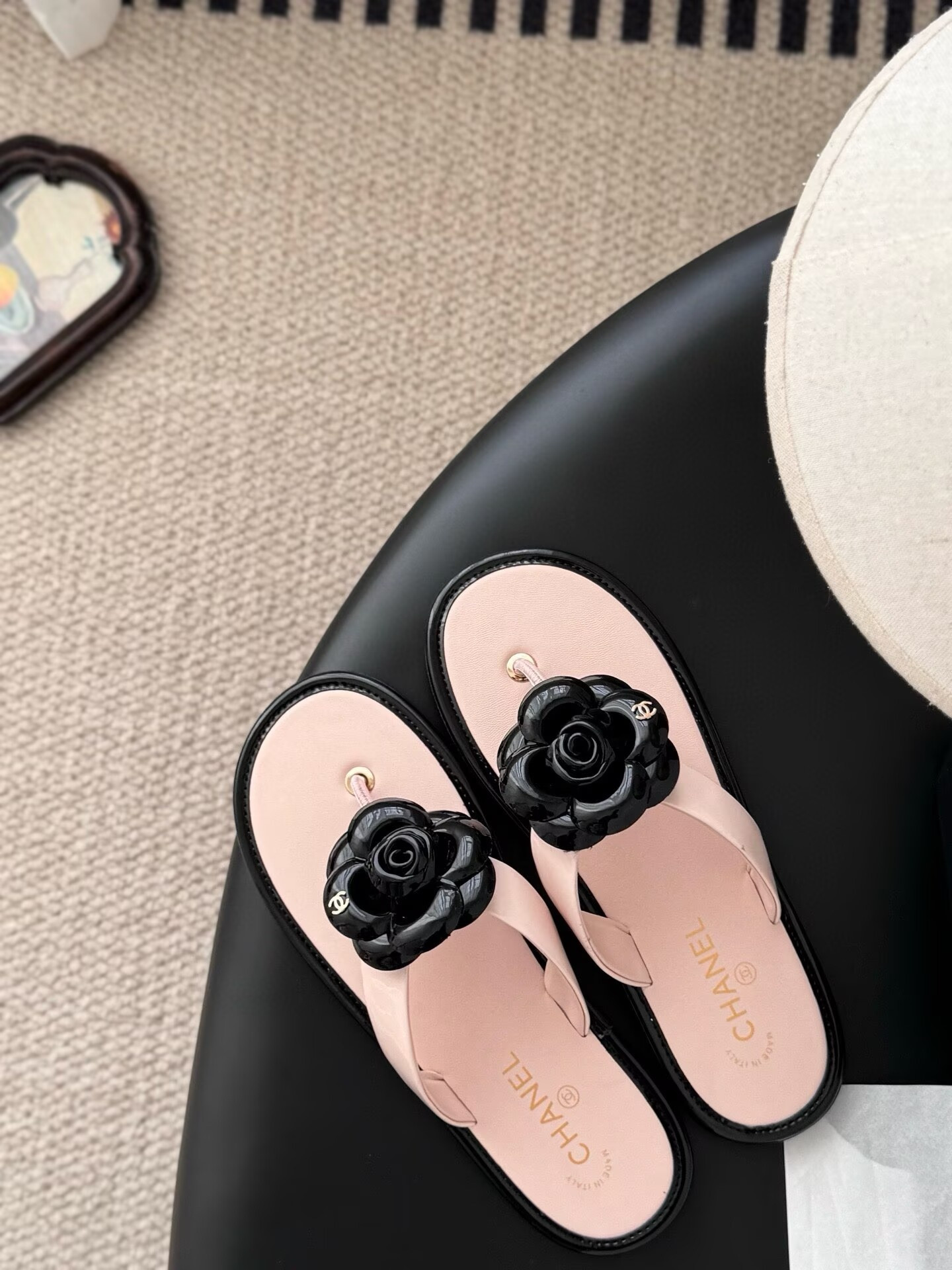 ua Ch**el thongs slides