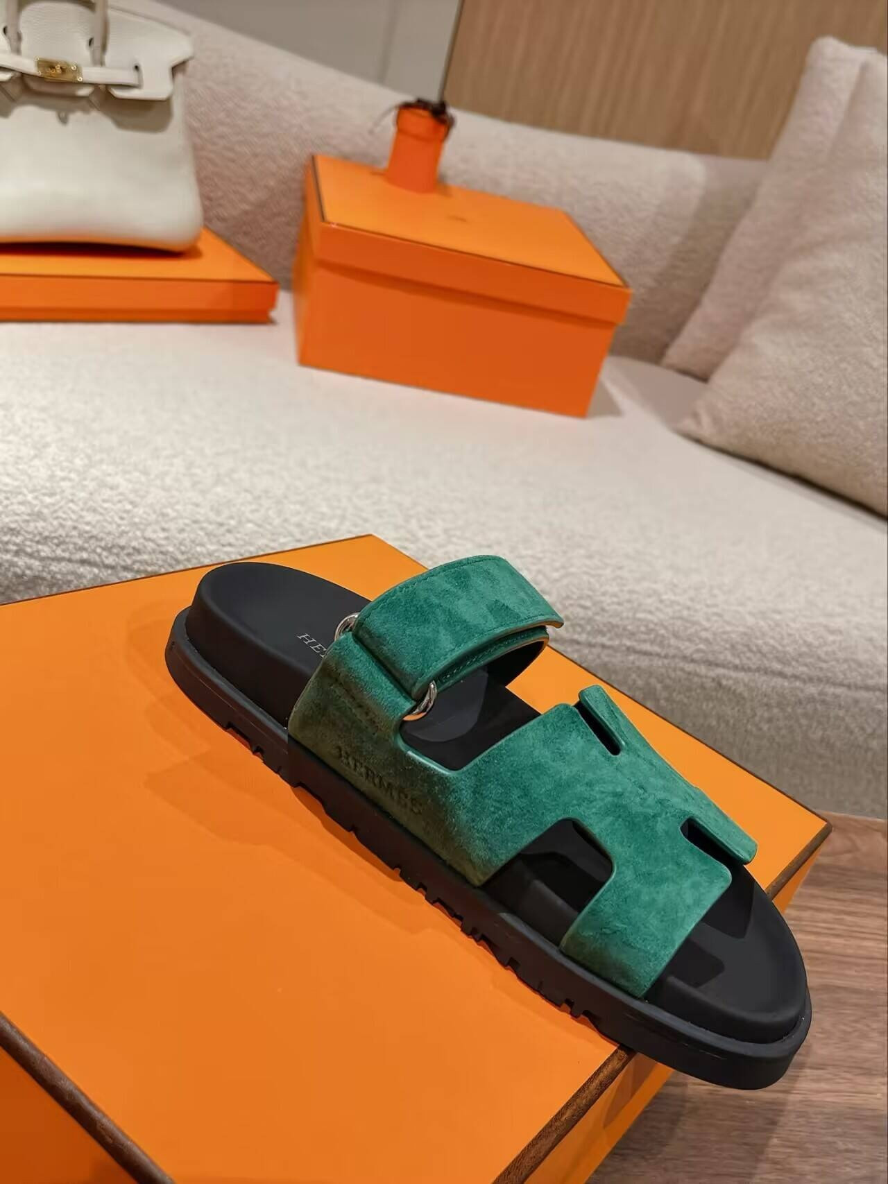 UA H**me5 Chypre sandal