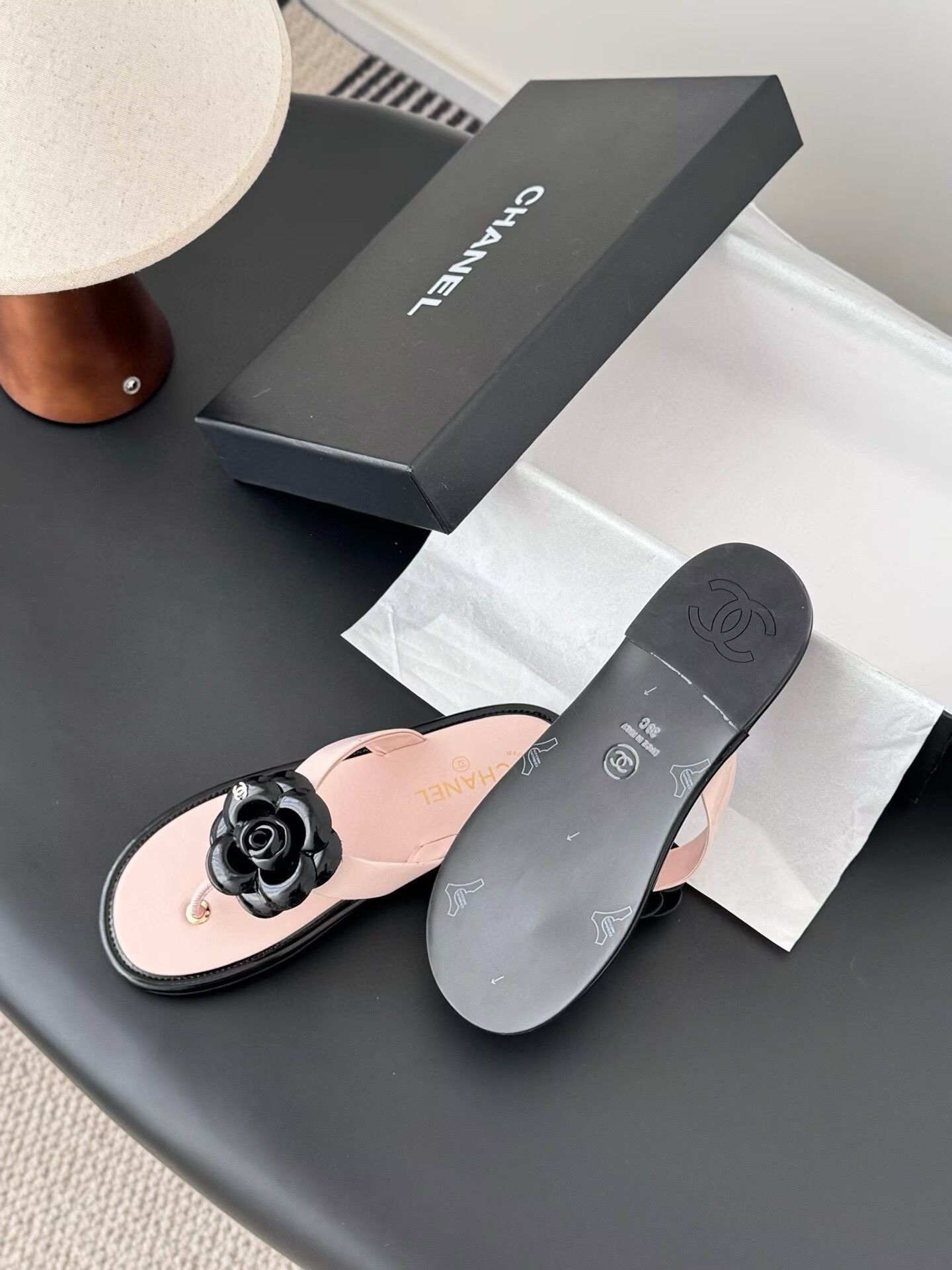 ua Ch**el thongs slides
