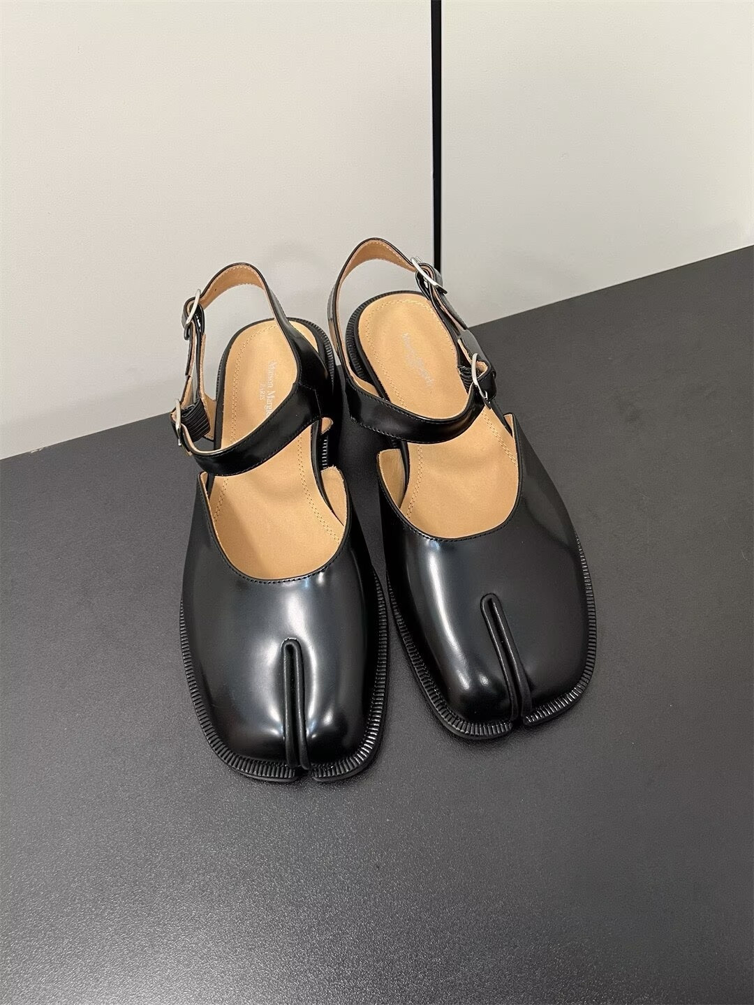 ua ma1s0n Marg*e1a tabi sandals