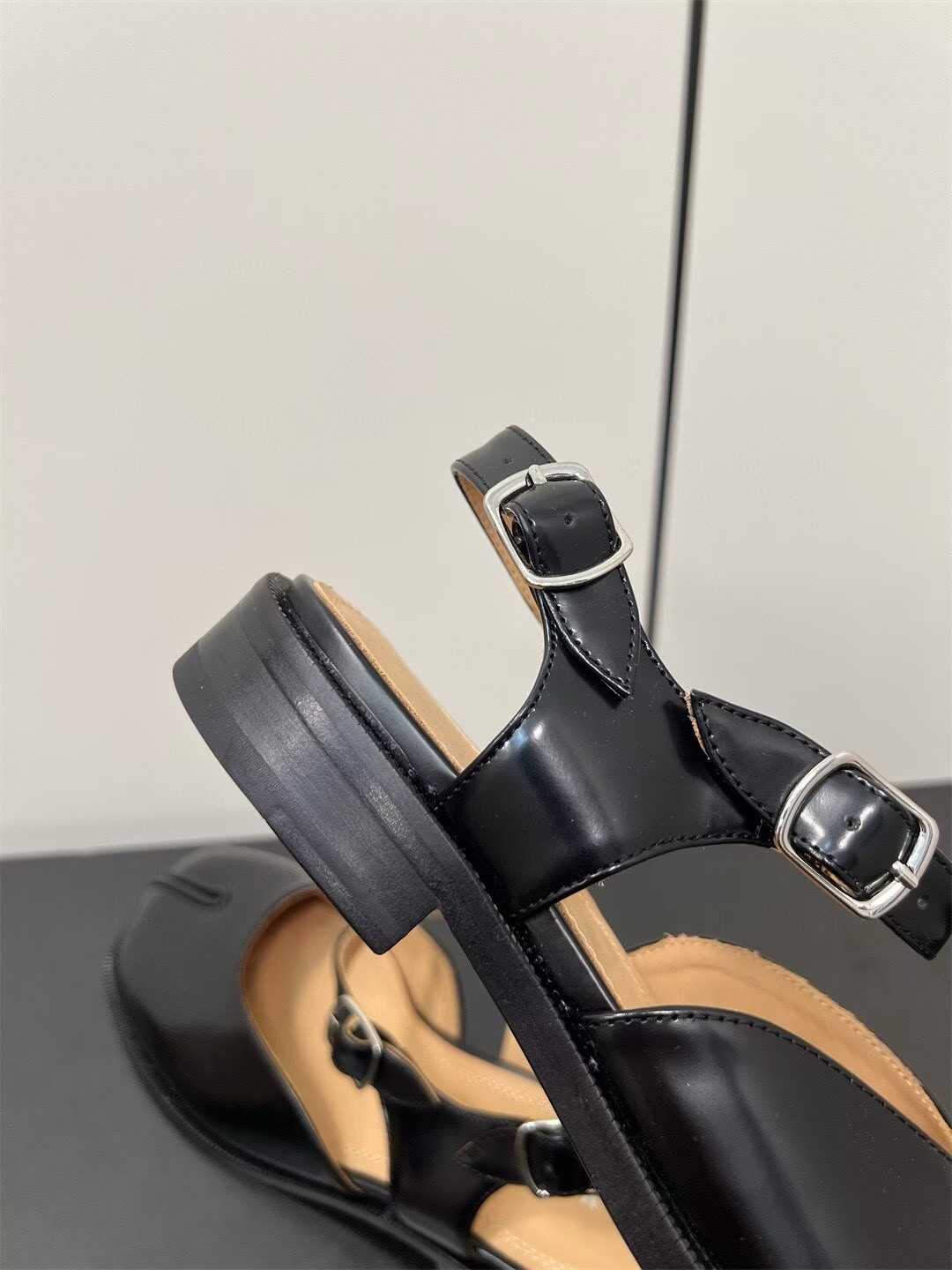 ua ma1s0n Marg*e1a tabi sandals