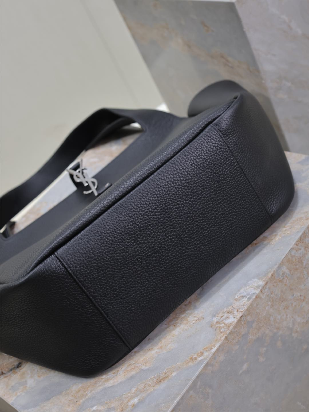 Y51 LE 5 À 7 BEA in grained leather 50×28×18cm