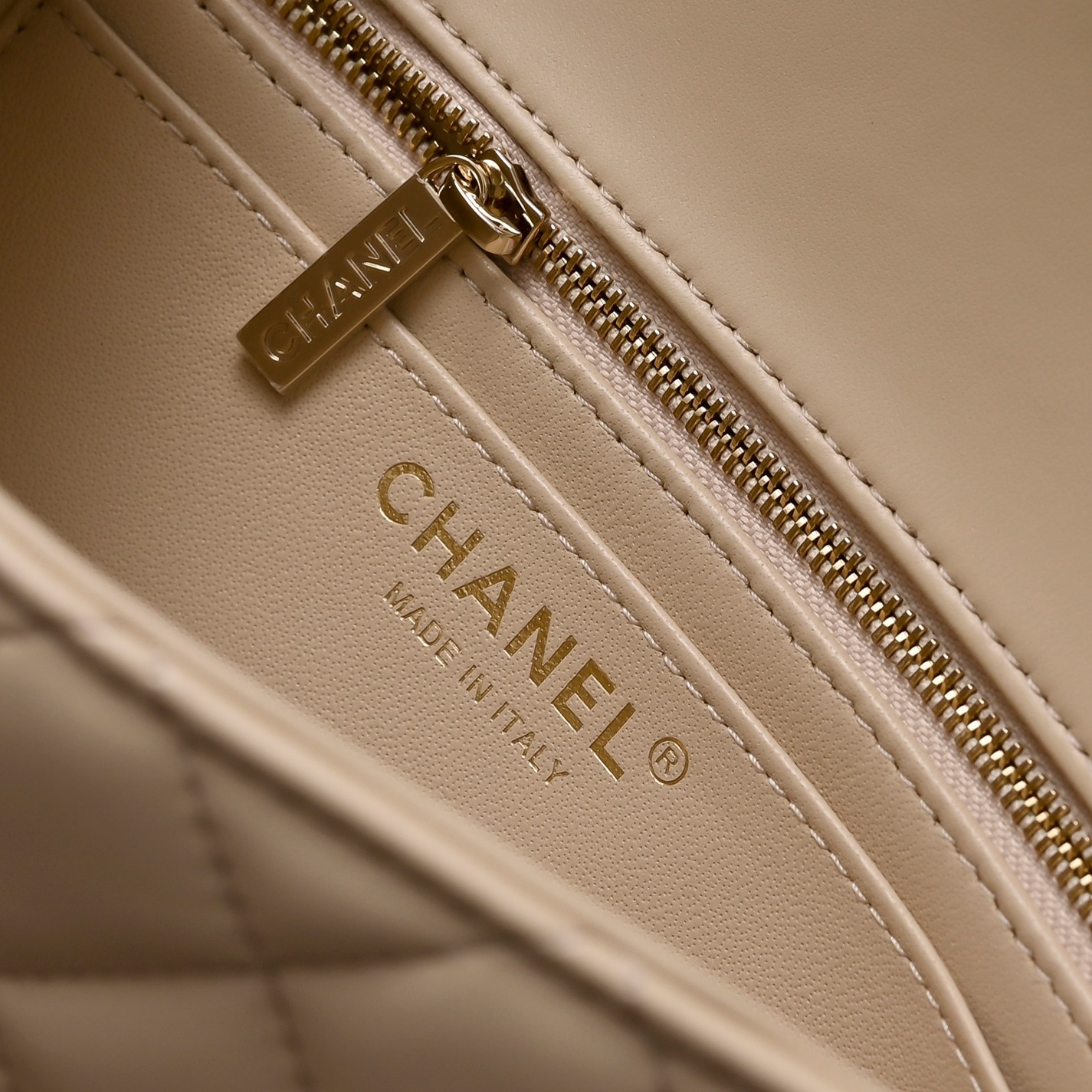 Ch**el Classic Flap Handbag CF in Milk Tea with Light gold hardware AS5759 20x13x7cm
