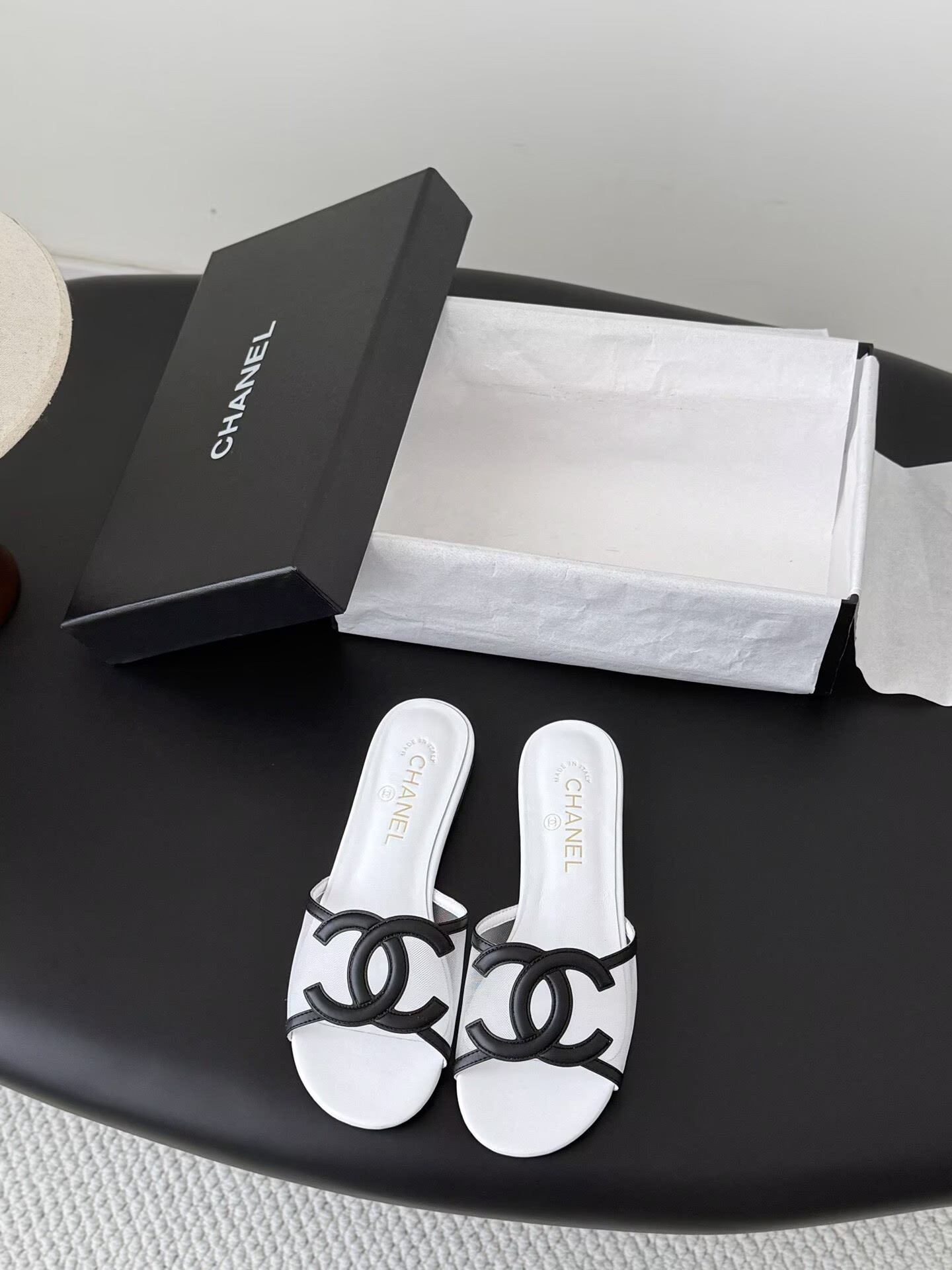ua Ch**el sandals