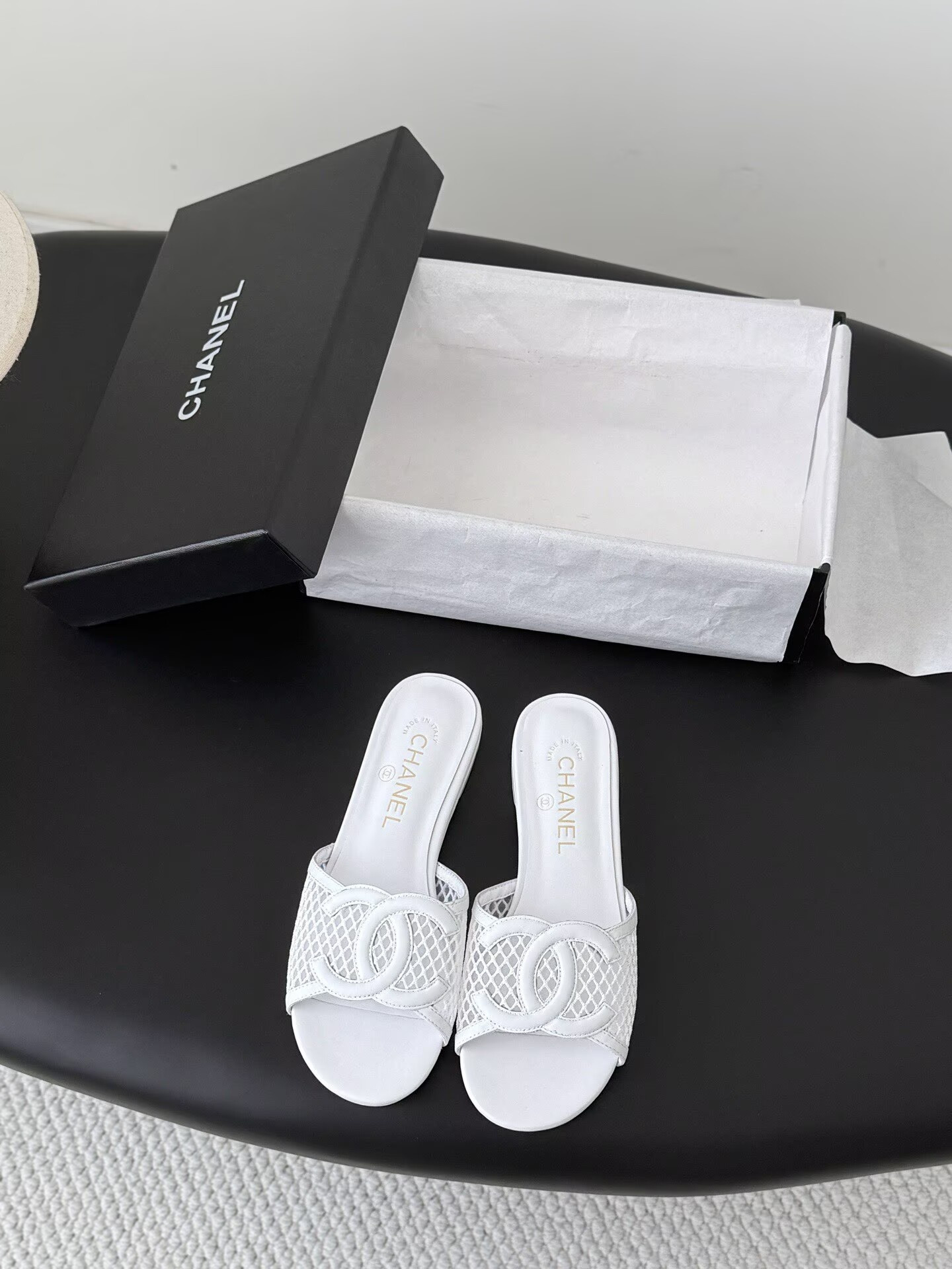 ua Ch**el sandals