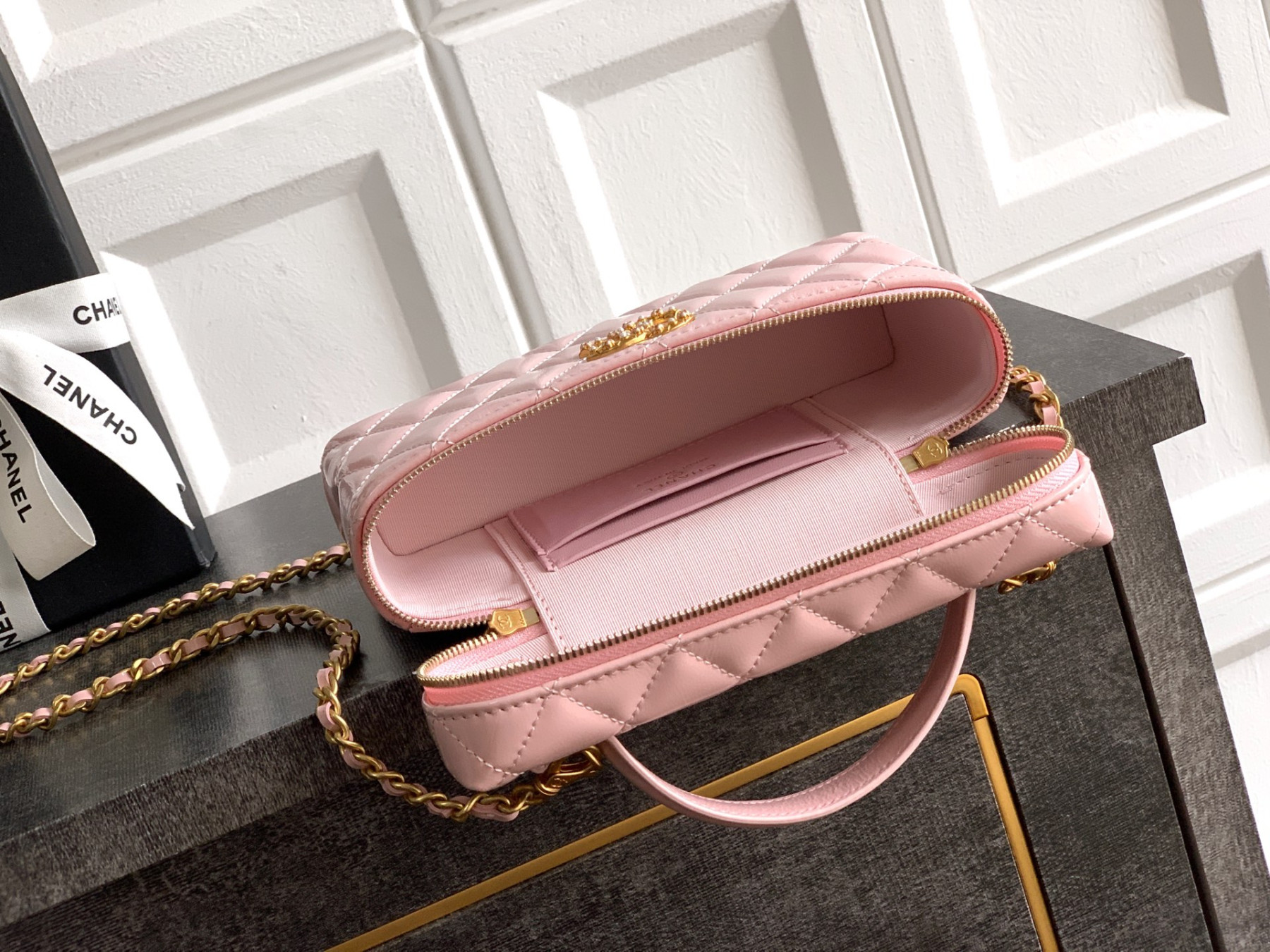 Ch**el vanity with chain 17x19x5cm