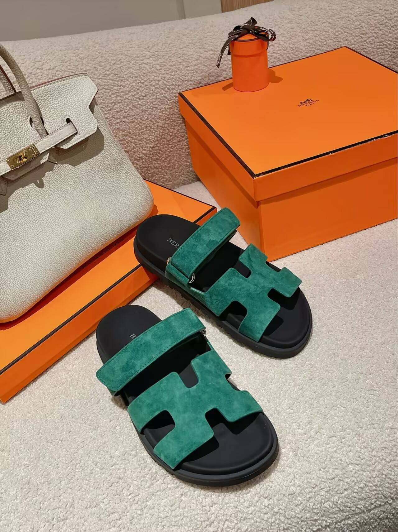 UA H**me5 Chypre sandal