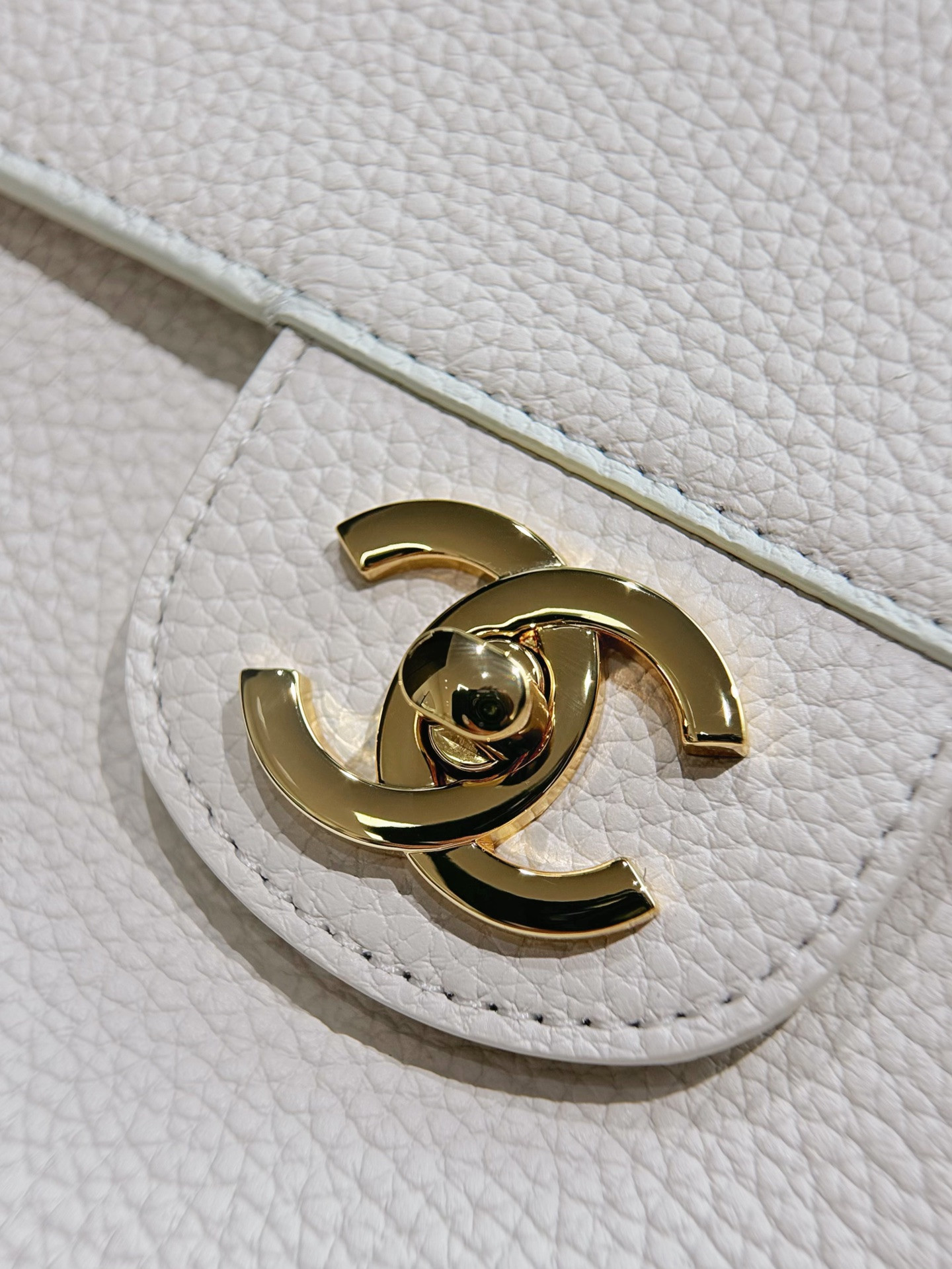 Ch**el Maxi Flap Bag in White with Gold-Tone Hardware AS6233 26x38.5x11cm
