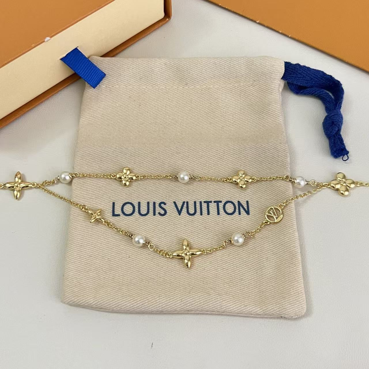 L0vis Vvtt0n Necklace