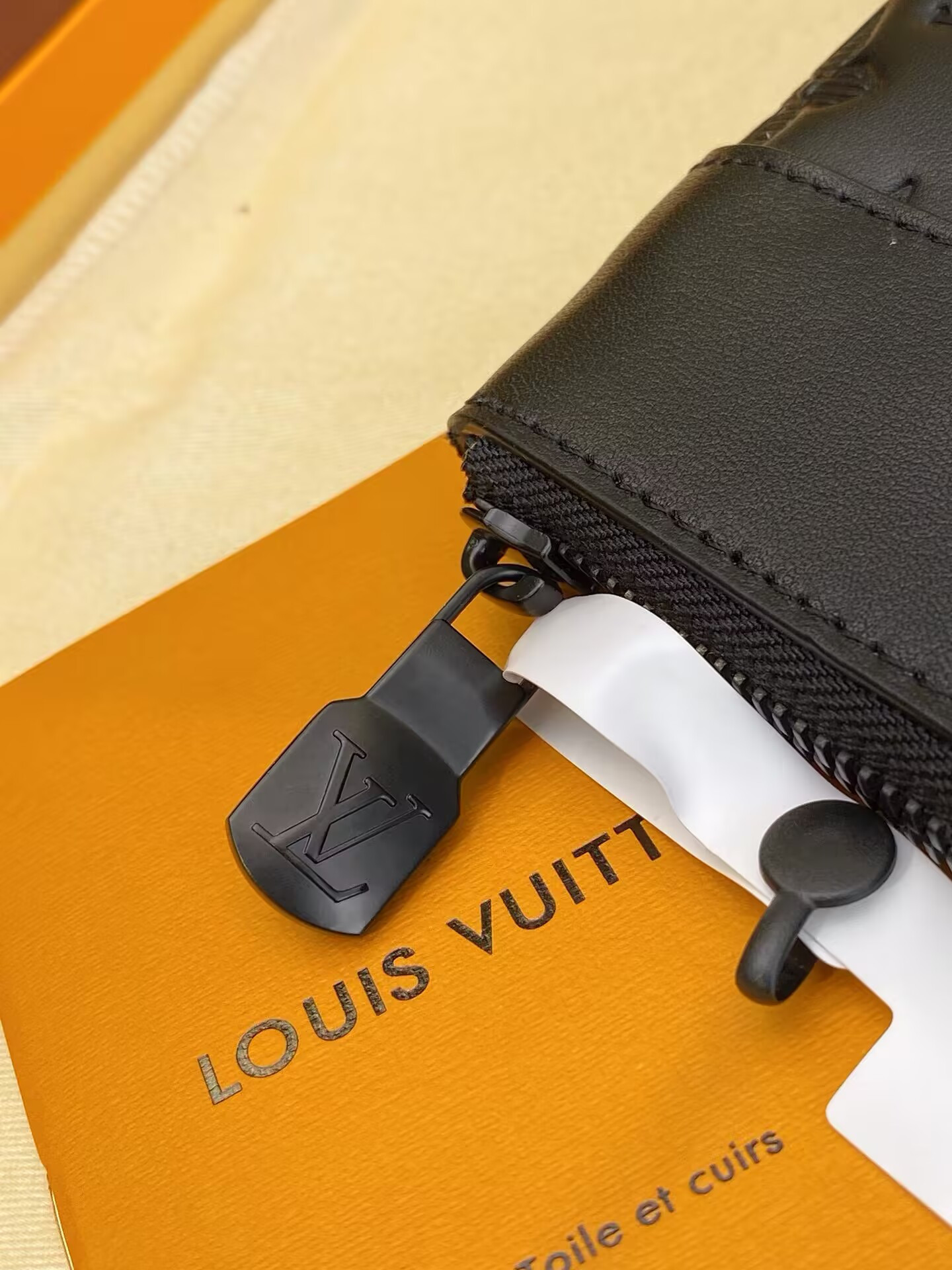 LV To-Go Pochette M81570 34x25x2cm