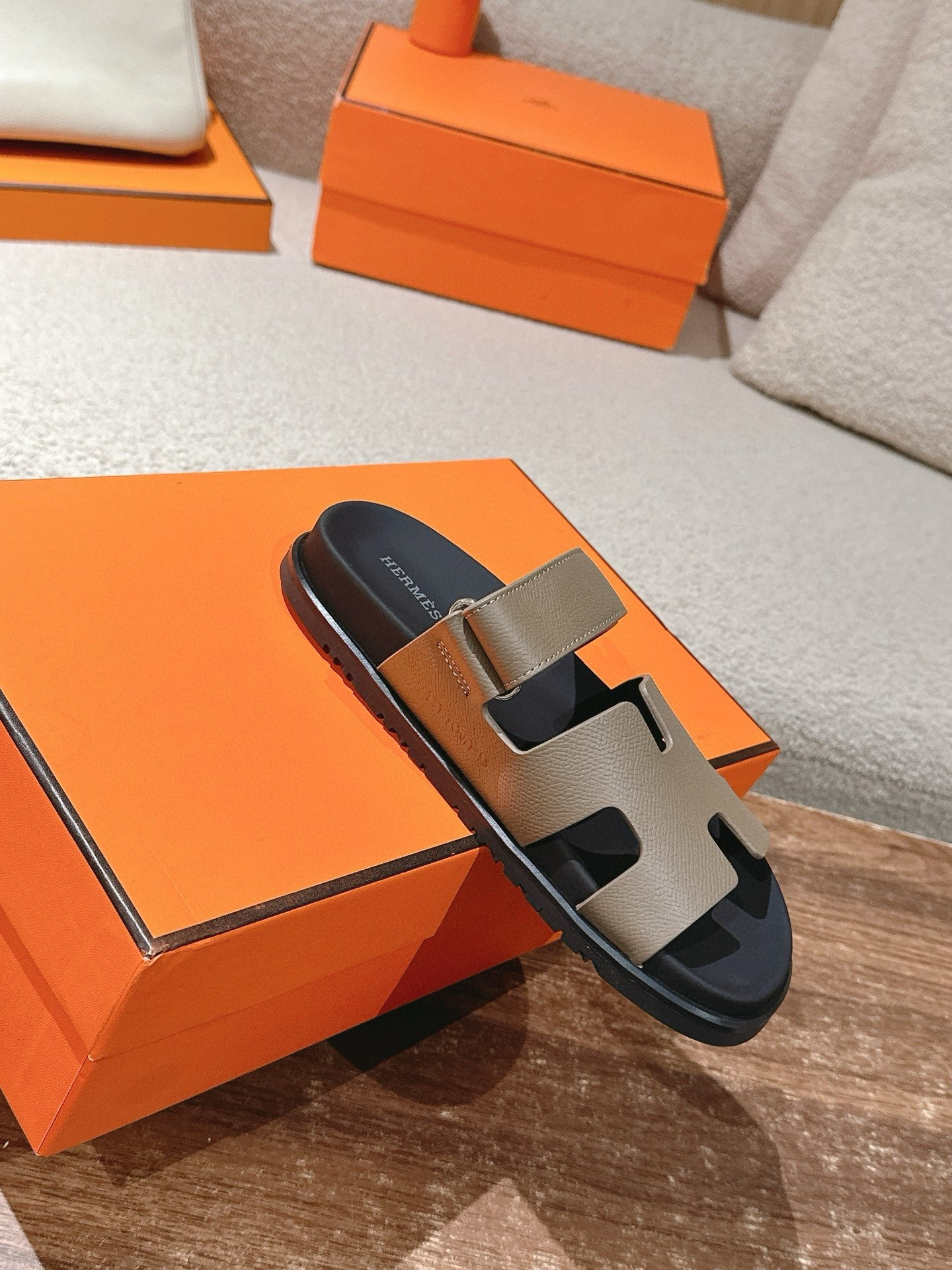 UA H**me5 Chypre sandal