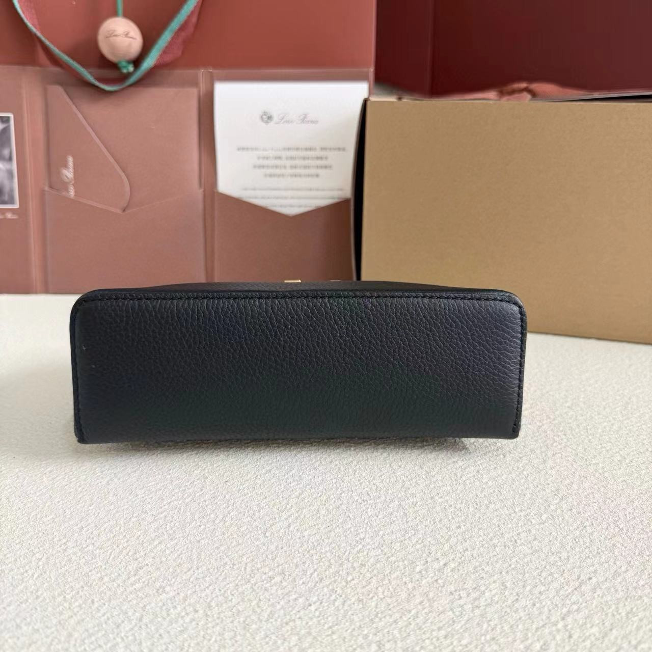 L0r0 P1ana Extra Pocket L19 Grained Calfskin 11 x 19 x 6.5 cm