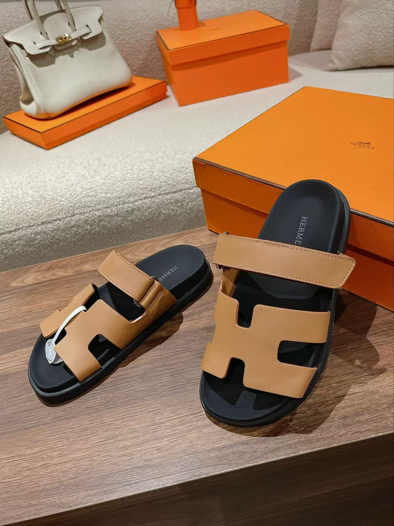 UA H**me5 Chypre Sandal