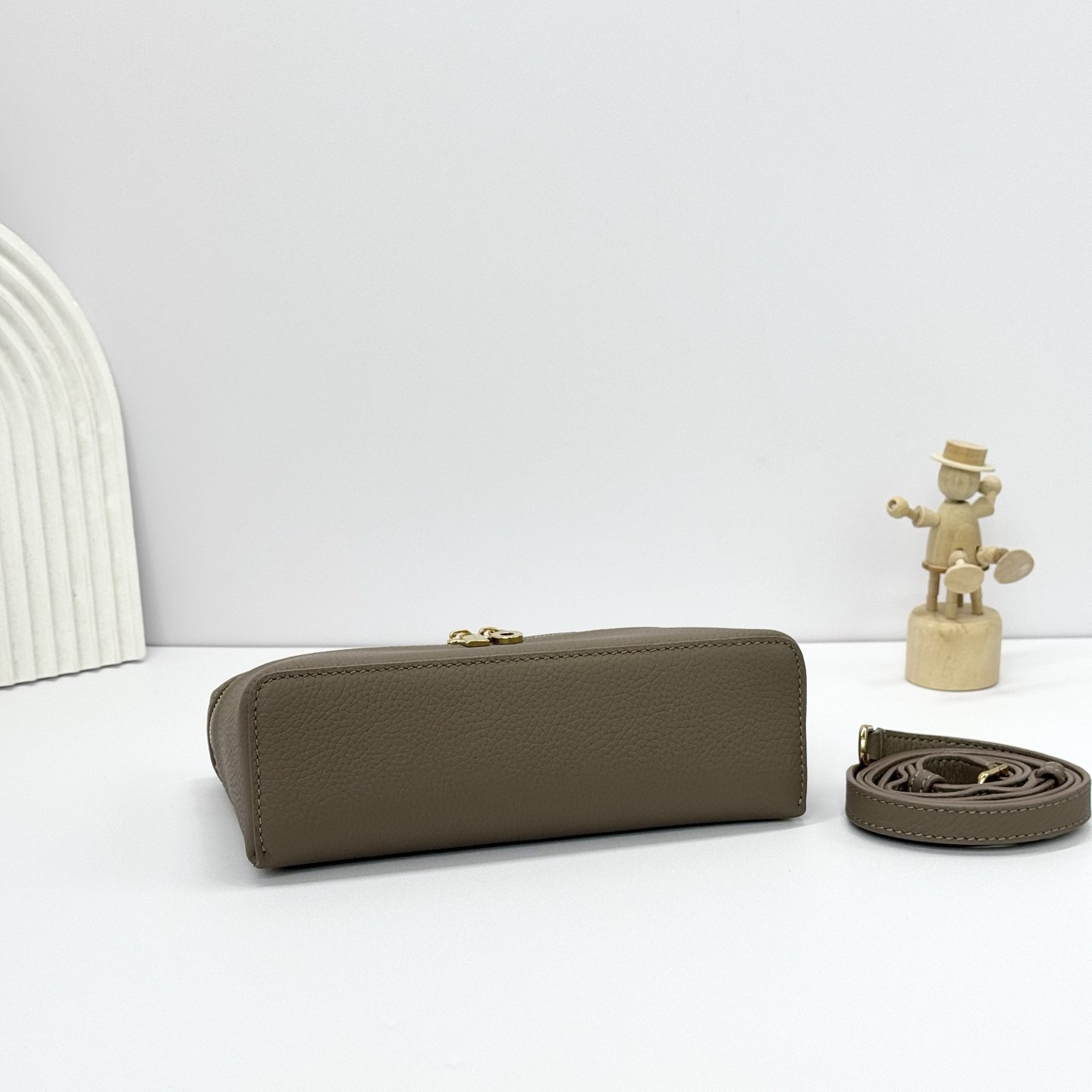 L0r0 P1ana Extra Pocket L19 Grained Calfskin 11 x 19 x 6.5 cm