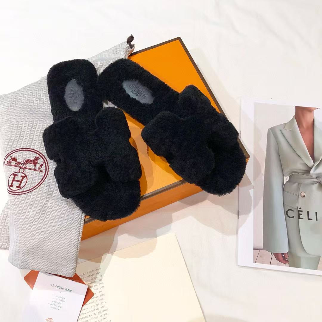 UA H**me5 Oran sandal