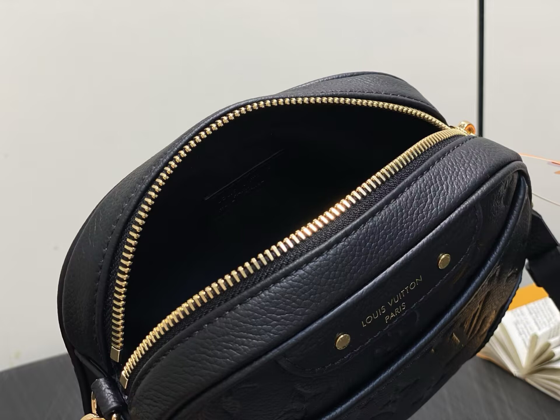 LV Tiny Camera Bag M25518 13x6x19cm